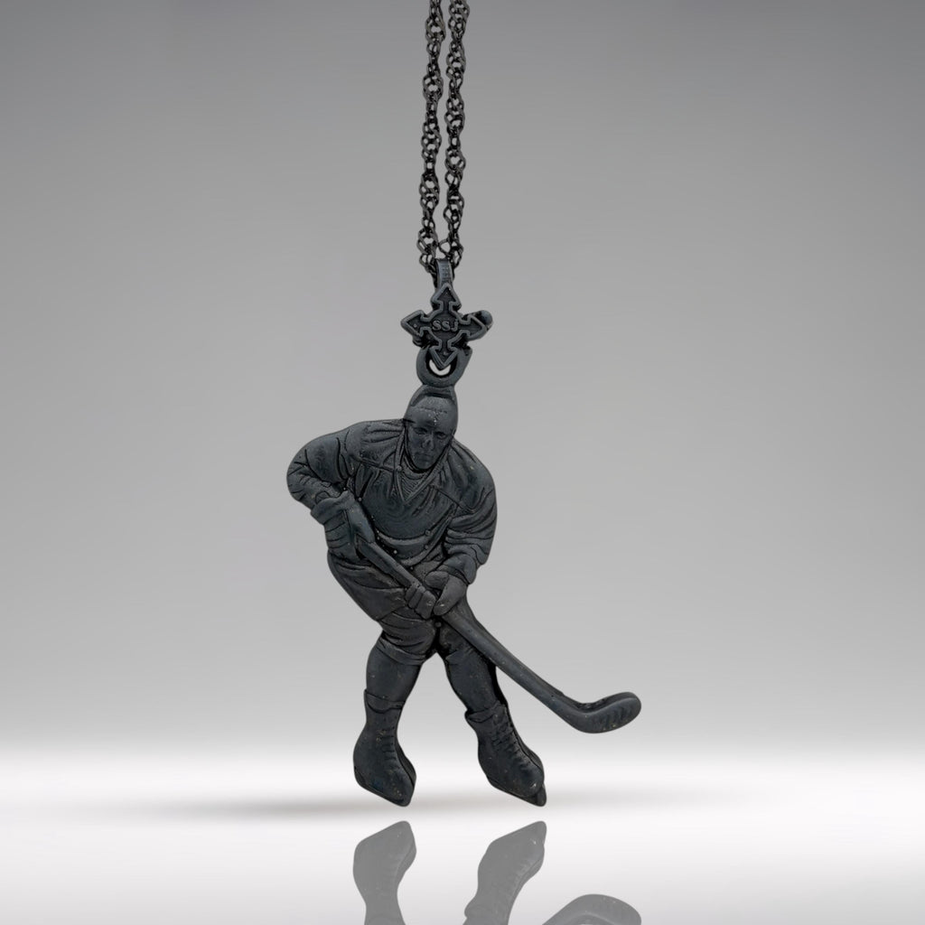 Хокеист (удар с шайба) – Мъжки спортен медальон от сребро 925 с оксидирано покритие – Ръчно изработено спортно бижу – Идеален подарък за мъж, фен на хокея – SSJ