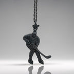 Хокеист (удар с шайба) – Мъжки спортен медальон от сребро 925 с оксидирано покритие – Ръчно изработено спортно бижу – Идеален подарък за мъж, фен на хокея – SSJ