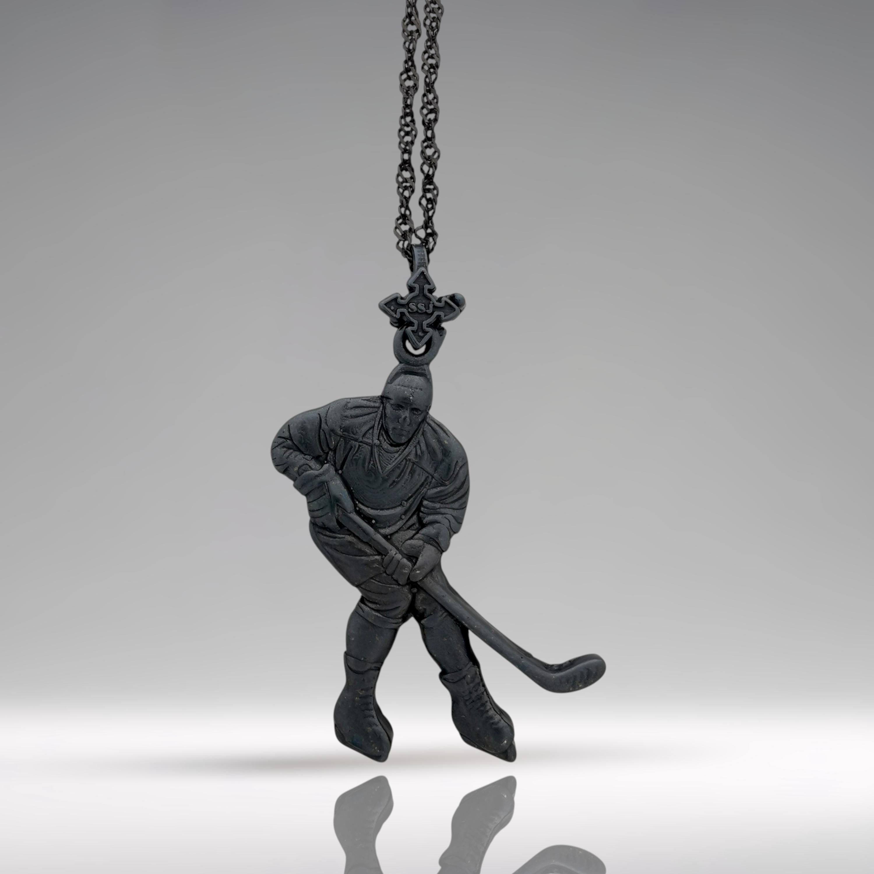 Хокеист (удар с шайба) – Мъжки спортен медальон от сребро 925 с оксидирано покритие – Ръчно изработено спортно бижу – Идеален подарък за мъж, фен на хокея – SSJ