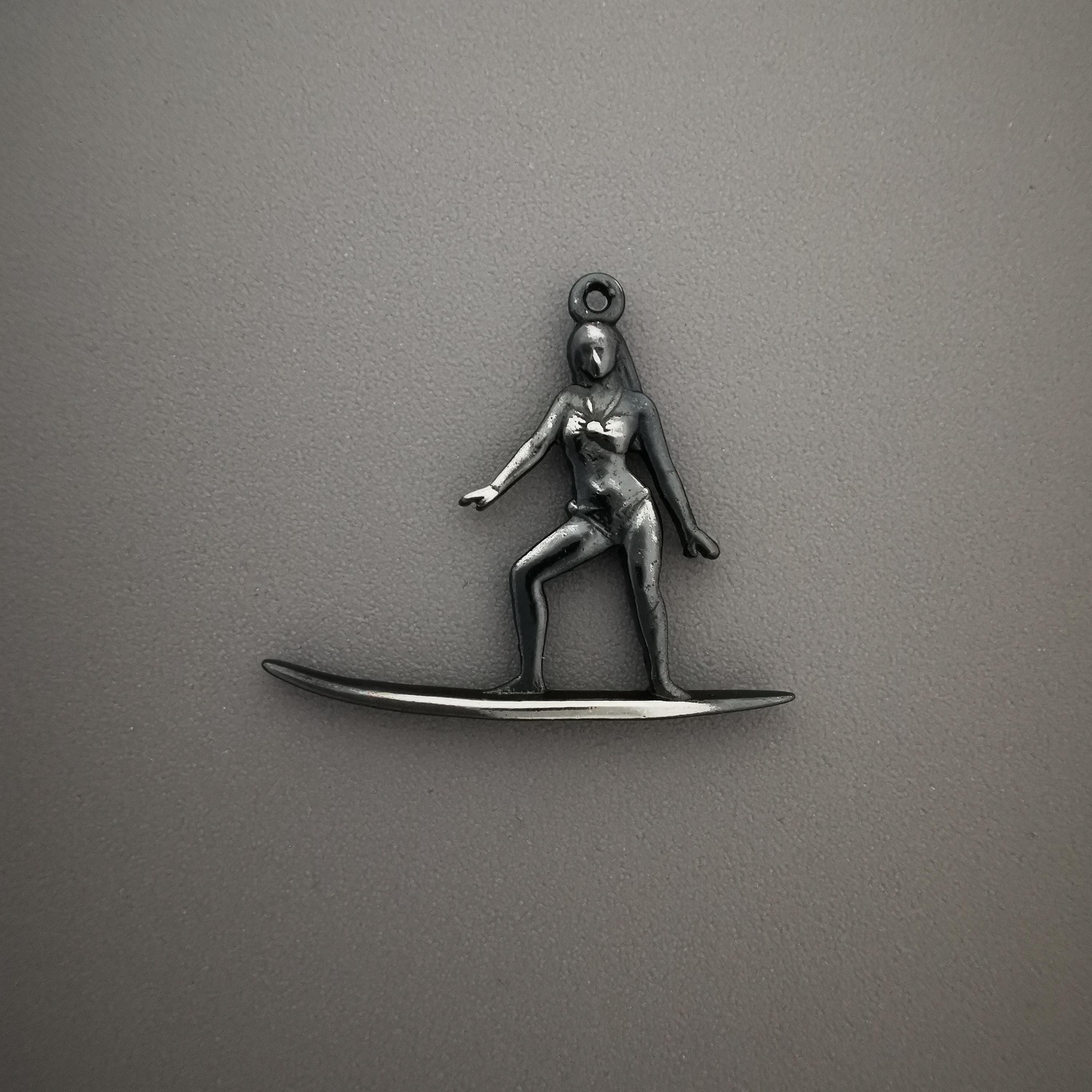 Сърфистка – Дамски спортен медальон от сребро 925 с винтидж покритие – Ръчно изработено спортно бижу – Идеален подарък за жена, фенка на сърфа – SSJ