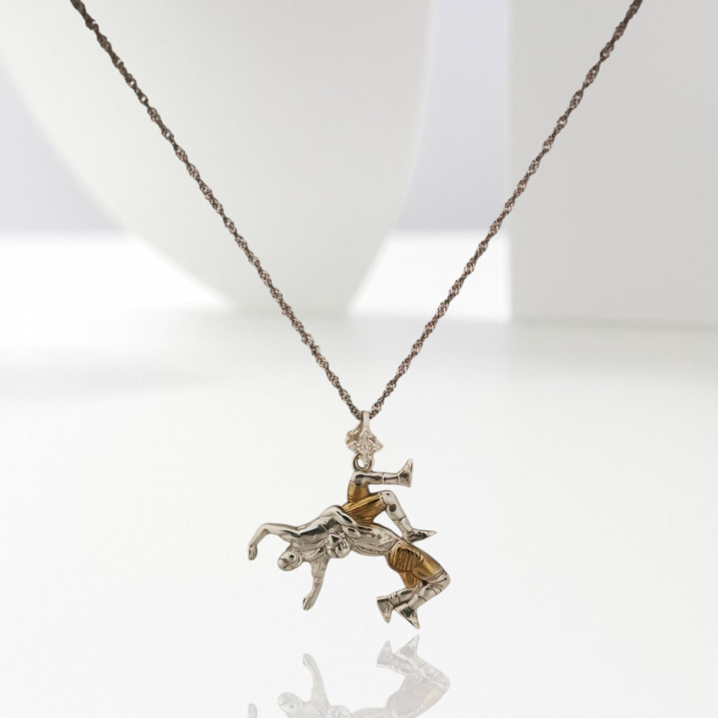 Борба – Мъжки спортен медальон от сребро 925 с частично позлатено покритие – Ръчно изработено бижу талисман за борци, треньори и фенове на бойните изкуства – SSJ