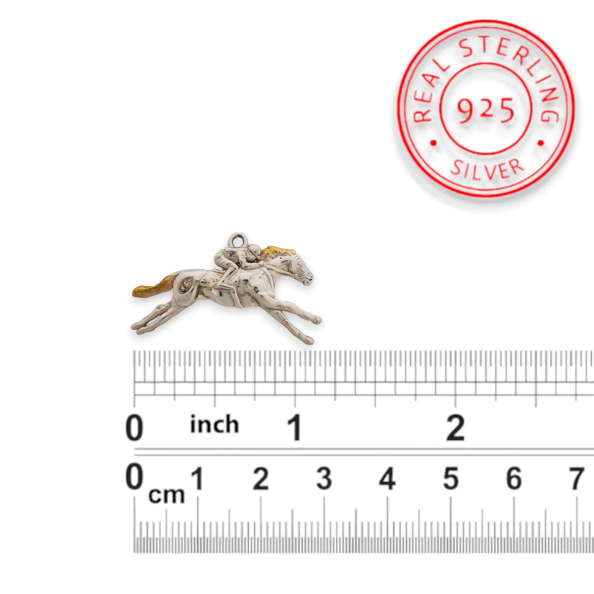 Конни надбягвания – Мъжки медальон „Жокей на състезателен кон“ – Частично позлатено покритие – Сребро 925 – Ръчно изработено спортно бижу/талисман за конен спорт – Идеален подарък за мъж – SSJ