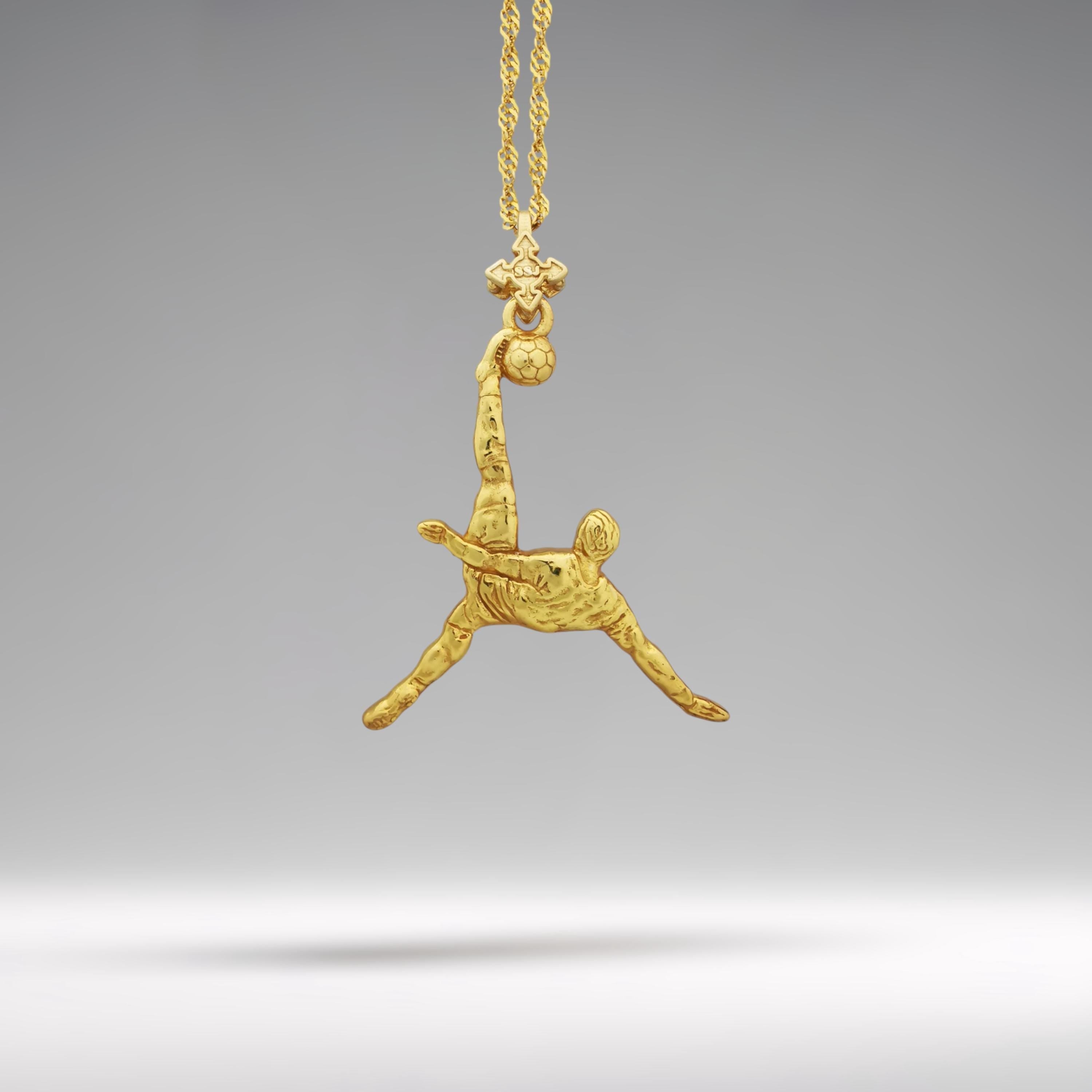 Футболист (задна ножица) – Мъжки спортен медальон от сребро 925 с позлатено покритие – Ръчно изработено спортно бижу – Идеален подарък за мъж, фен на футбола – SSJ