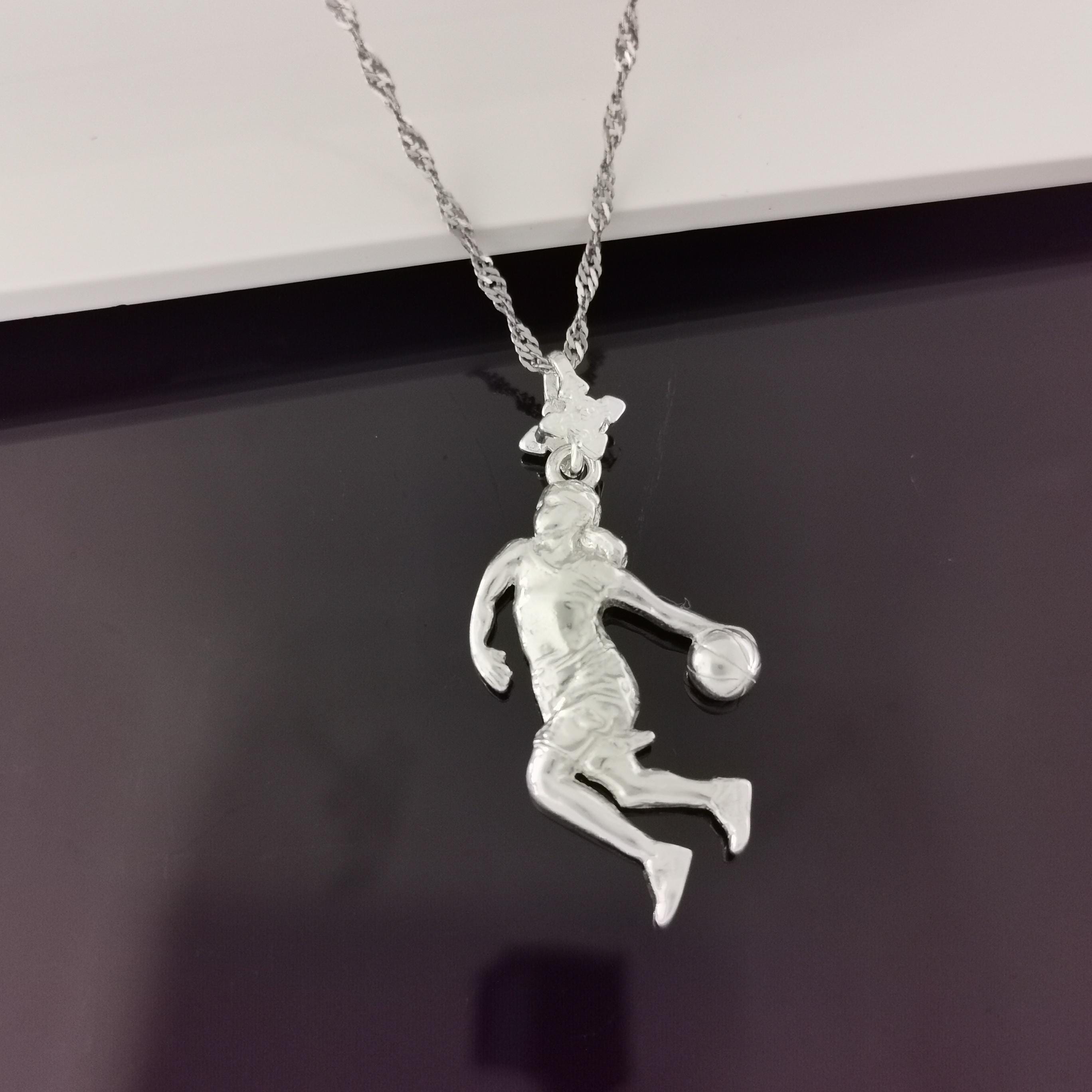 Баскетбол – Женски спортен медальон от сребро 925 с класическо полирано покритие – Ръчно изработено бижу талисман за баскетболистки и фенки на спорта – Идеален подарък за спортист, треньор или почитател – SSJ