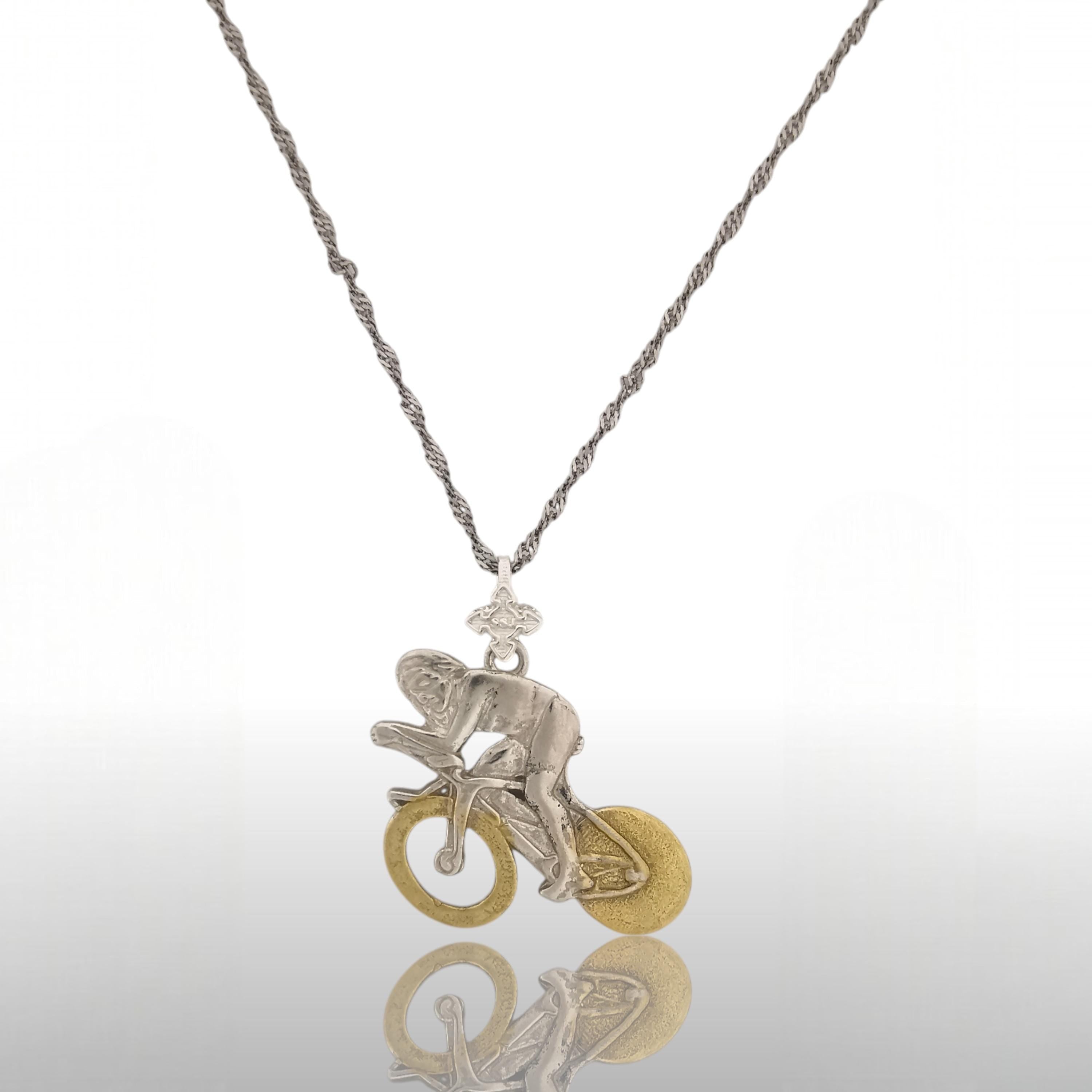 Колоездач – Велосипедист – Пистов състезател – Мъжки спортен медальон от сребро 925 с частично позлатено покритие – Ръчно изработено бижу за шосейно и пистово колоездене – SSJ