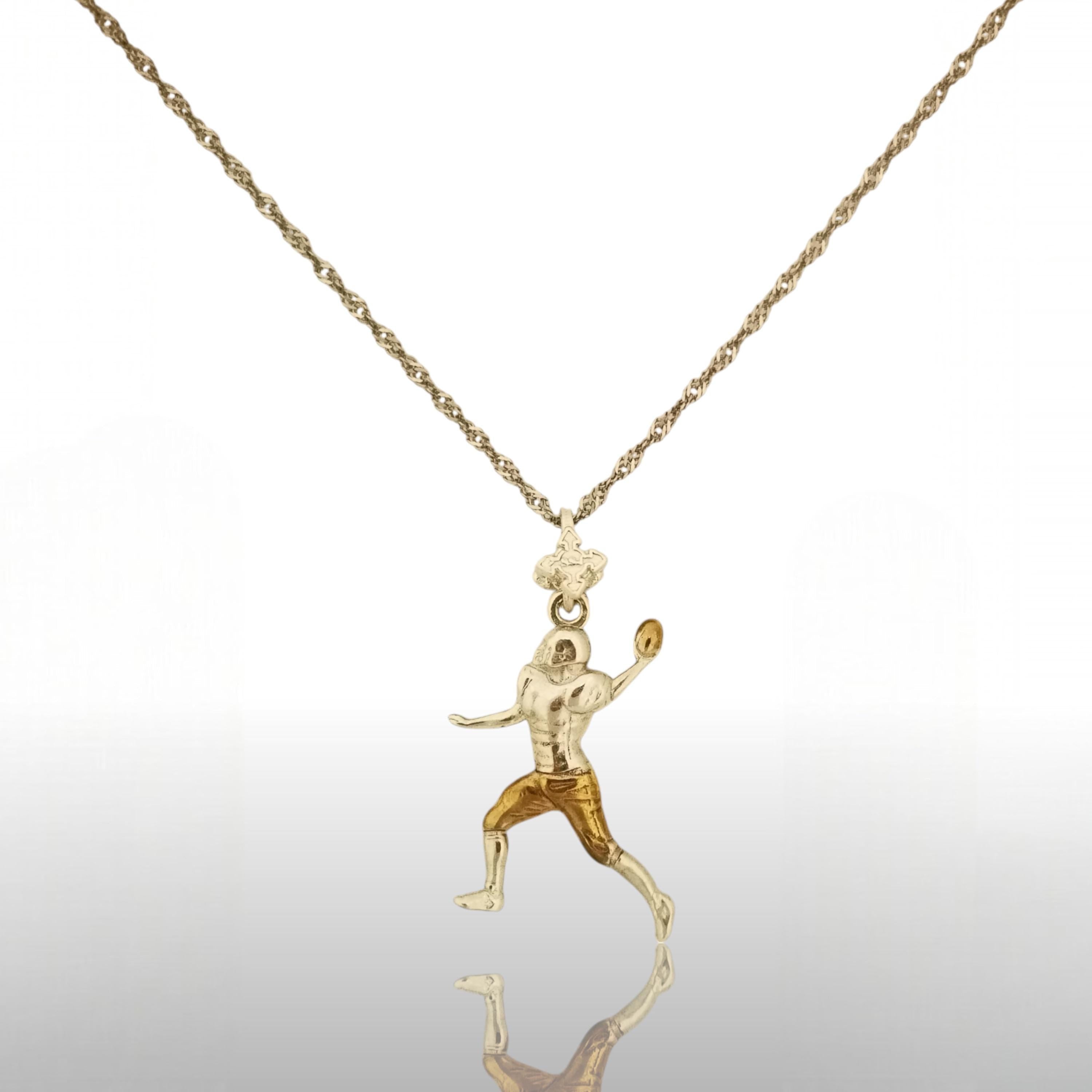 Американски футбол – Мъжки спортен медальон от сребро 925 с частично позлатено покритие – Ръчно изработено бижу талисман за спортисти и фенове – Идеален подарък за играч, треньор или почитател – SSJ