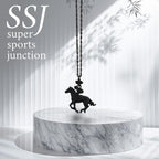 Жокей – Мъжки спортен медальон със състезателен кон – Оксидирано сребро 925 – Ръчно изработено бижу/талисман конен спорт – Идеален подарък – SSJ