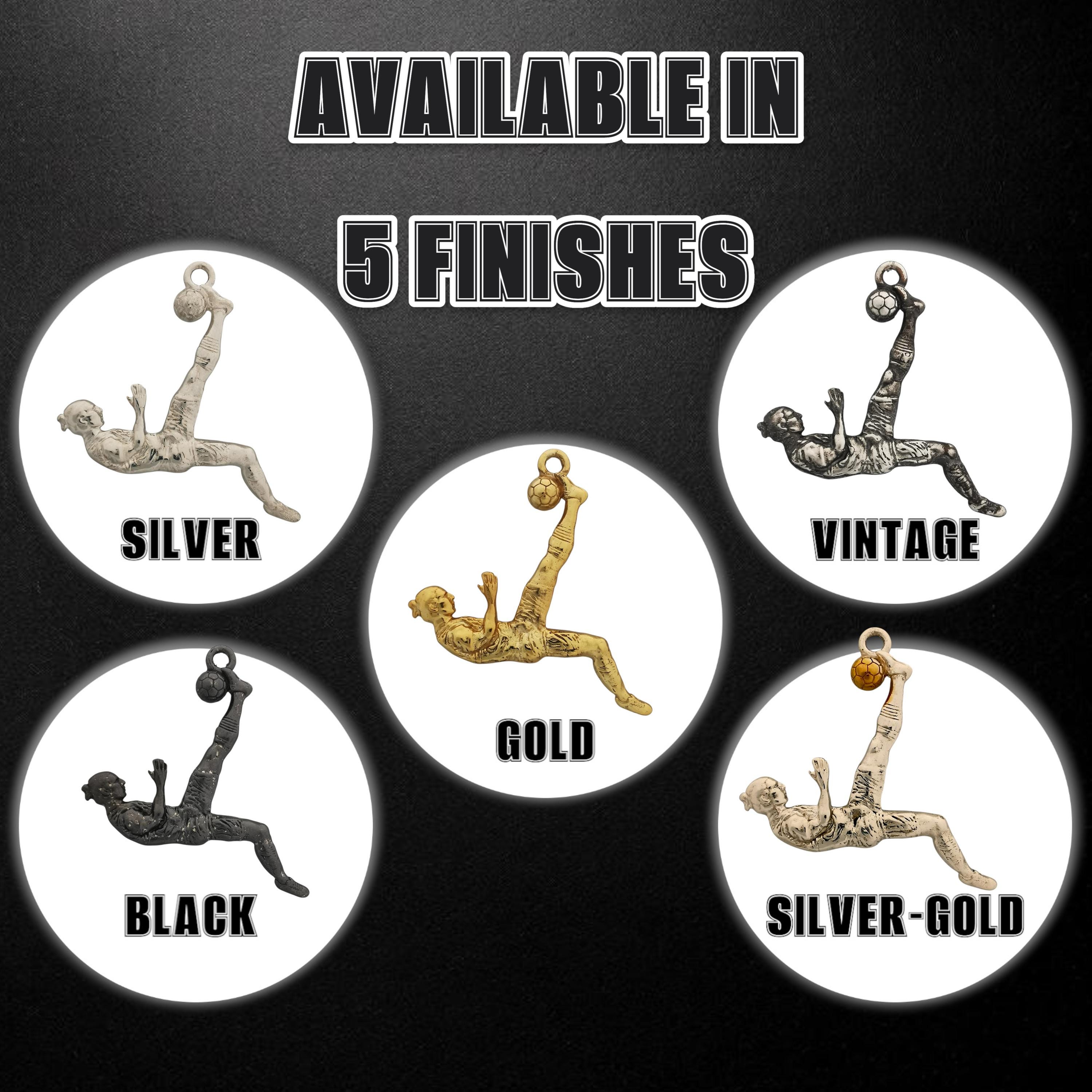 Футболист (задна ножица) – Мъжки спортен медальон от сребро 925 с винтидж покритие – Ръчно изработено спортно бижу – Идеален подарък за мъж, фен на футбола – SSJ