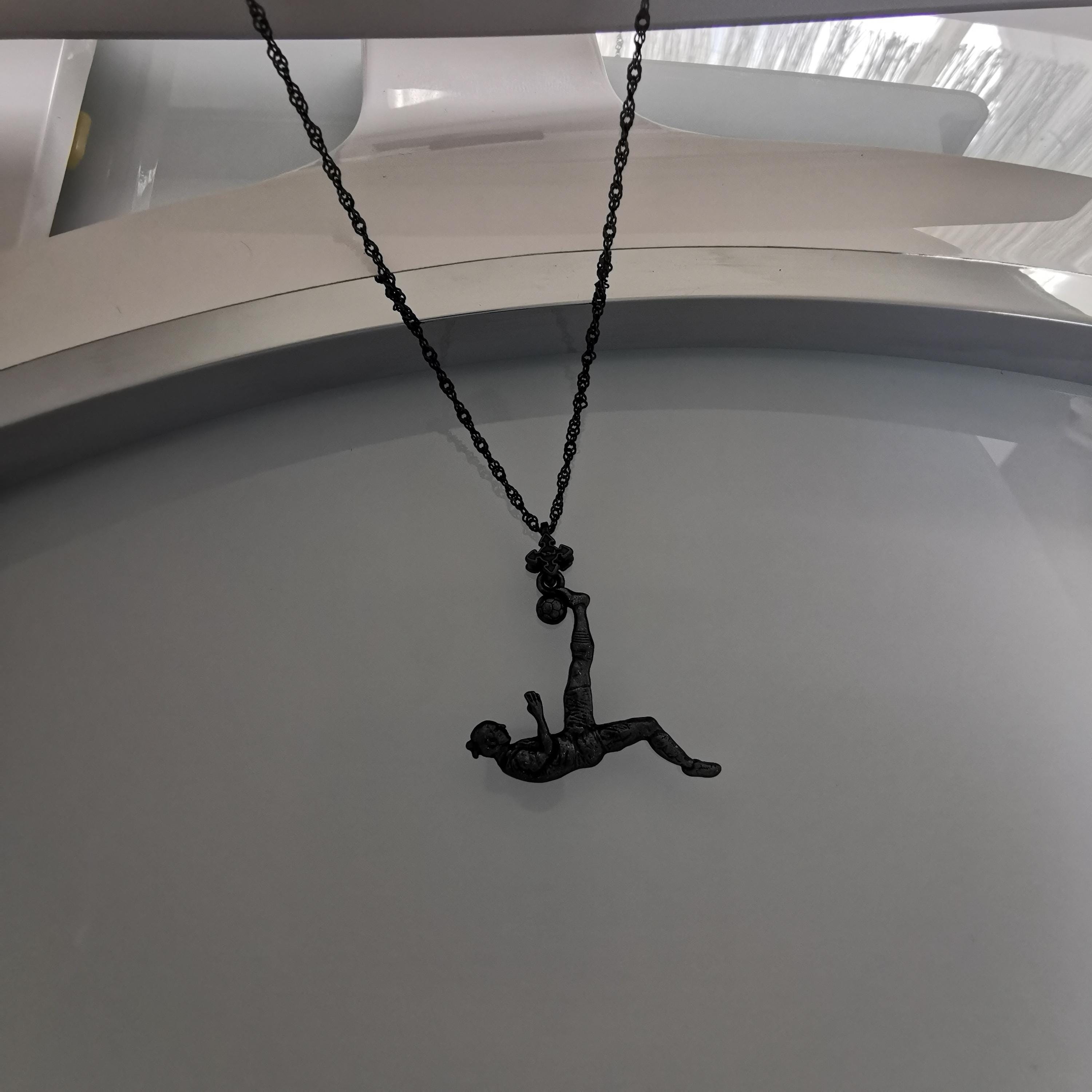 Футболист (задна ножица) – Мъжки спортен медальон от сребро 925 с оксидирано покритие – Ръчно изработено спортно бижу – Идеален подарък за мъж, фен на футбола – SSJ