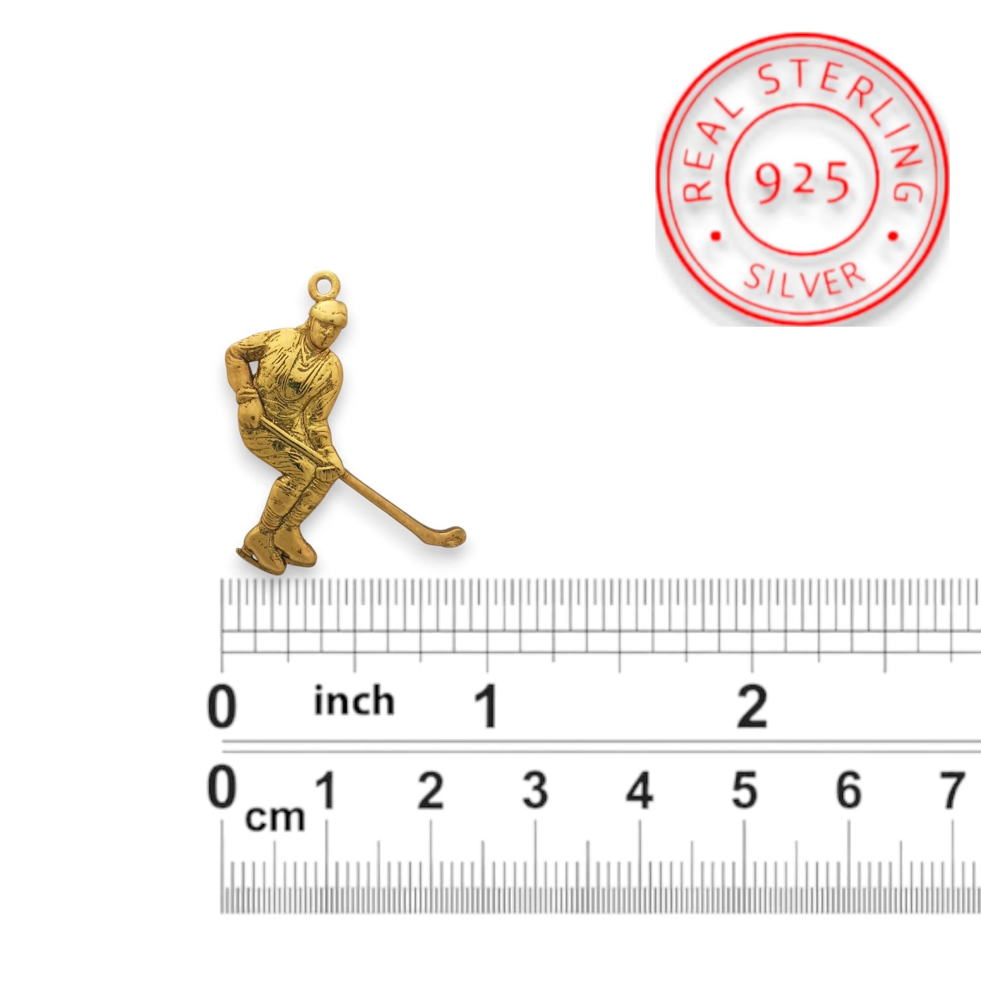 Хокеист – Мъжки спортен медальон от сребро 925 с позлатено покритие – Ръчно изработено спортно бижу – Идеален подарък за мъж, фен на хокея – SSJ