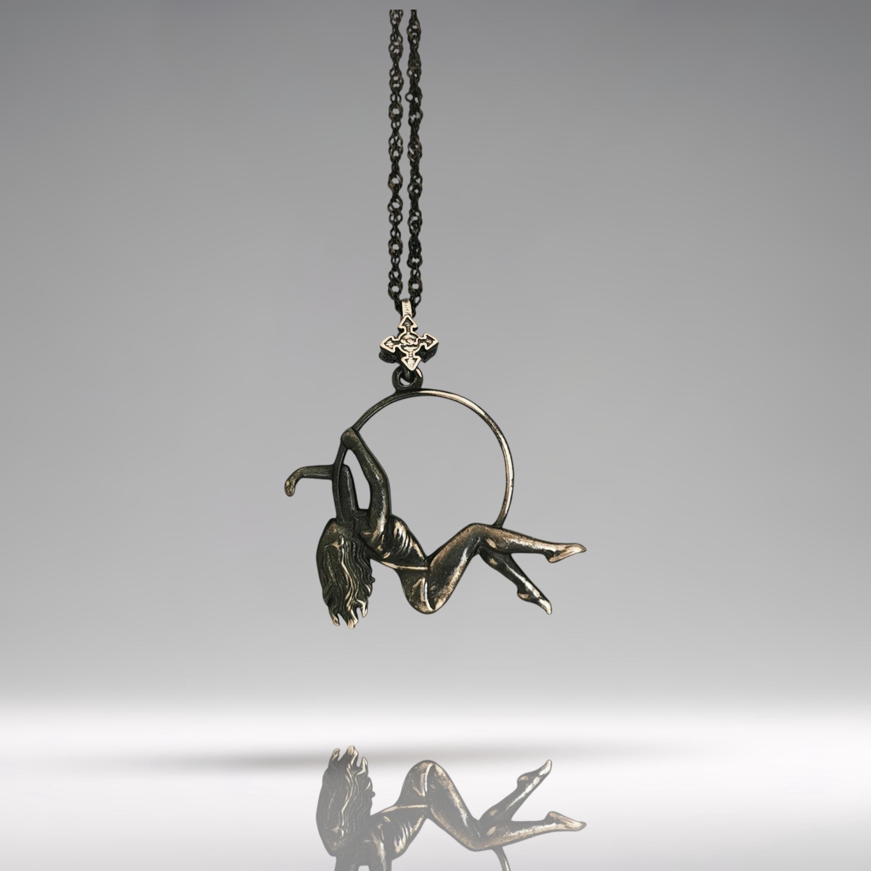 Въздушна акробатика – Женски спортен медальон от сребро 925 с винтидж покритие – Ръчно изработено бижу талисман за гимнастички и танцьорки – Идеален подарък за спортист, треньор или артист – SSJ