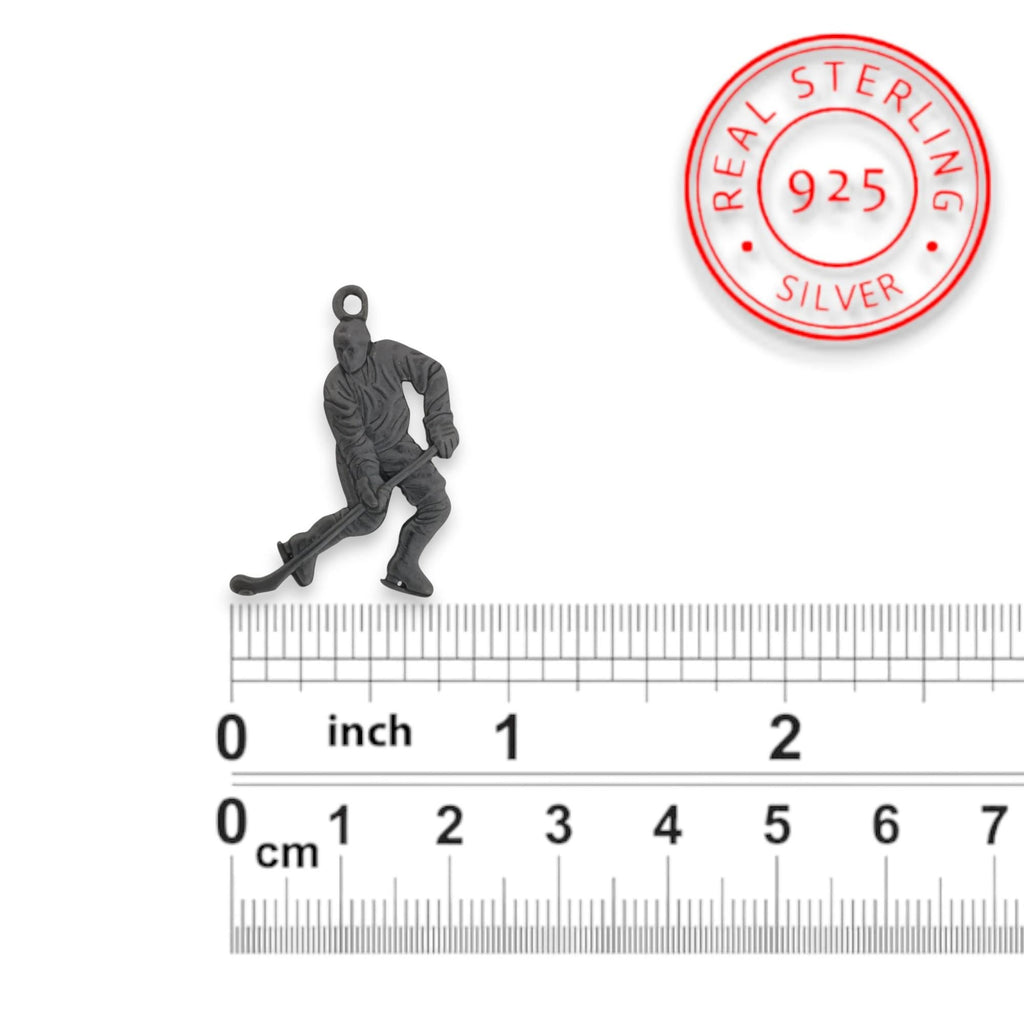 Хокеист (водене на шайба) – Мъжки спортен медальон от сребро 925 с оксидирано покритие – Ръчно изработено спортно бижу – Идеален подарък за мъж, фен на хокея – SSJ