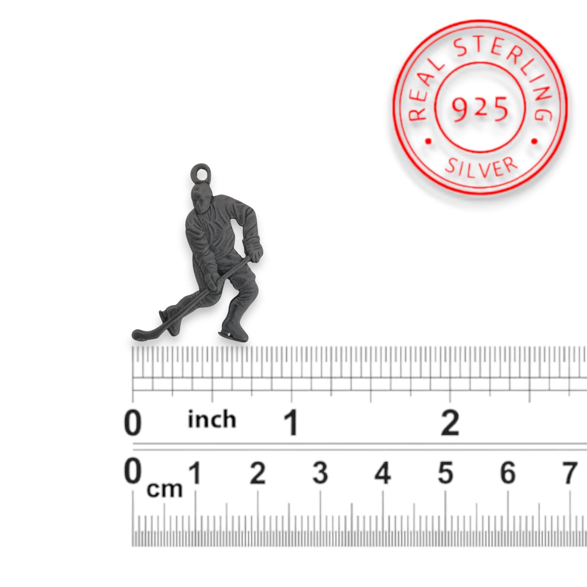 Хокеист (водене на шайба) – Мъжки спортен медальон от сребро 925 с оксидирано покритие – Ръчно изработено спортно бижу – Идеален подарък за мъж, фен на хокея – SSJ