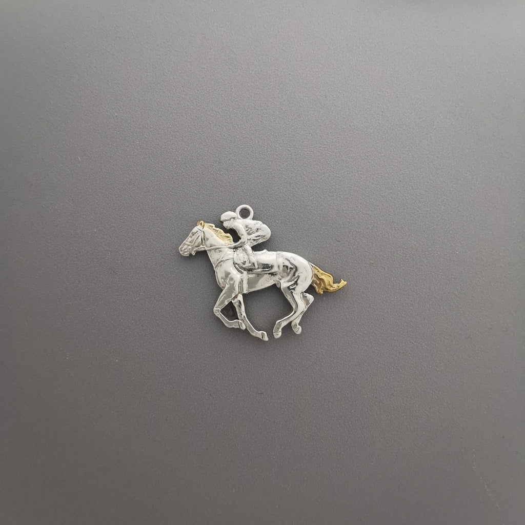 Жокей – Мъжки спортен медальон със състезателен кон – Частично позлатено покритие – Сребро 925 – Ръчно изработено бижу/талисман конен спорт – Идеален подарък – SSJ