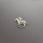 Жокей – Мъжки спортен медальон със състезателен кон – Частично позлатено покритие – Сребро 925 – Ръчно изработено бижу/талисман конен спорт – Идеален подарък – SSJ