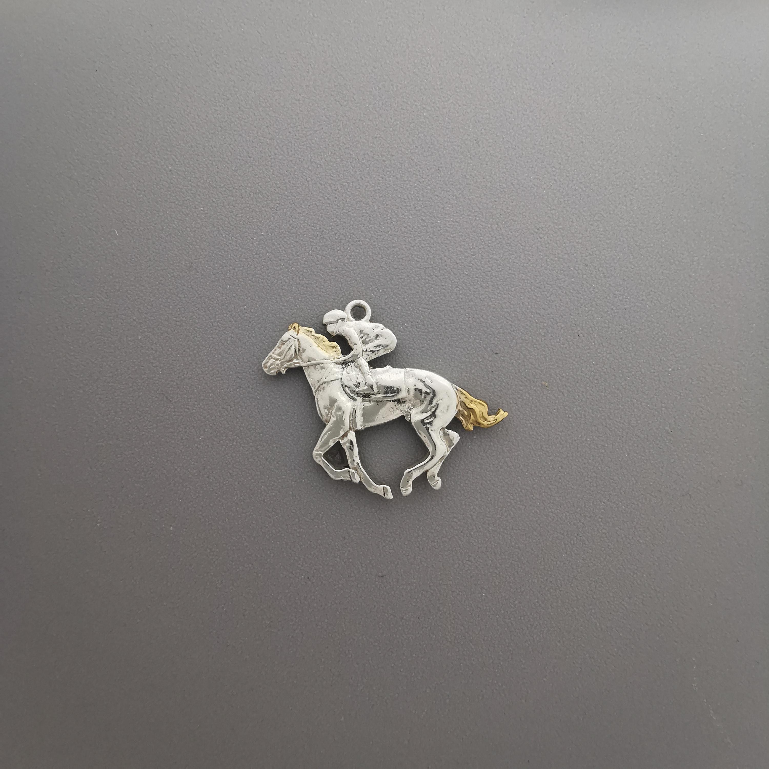 Жокей – Мъжки спортен медальон със състезателен кон – Частично позлатено покритие – Сребро 925 – Ръчно изработено бижу/талисман конен спорт – Идеален подарък – SSJ