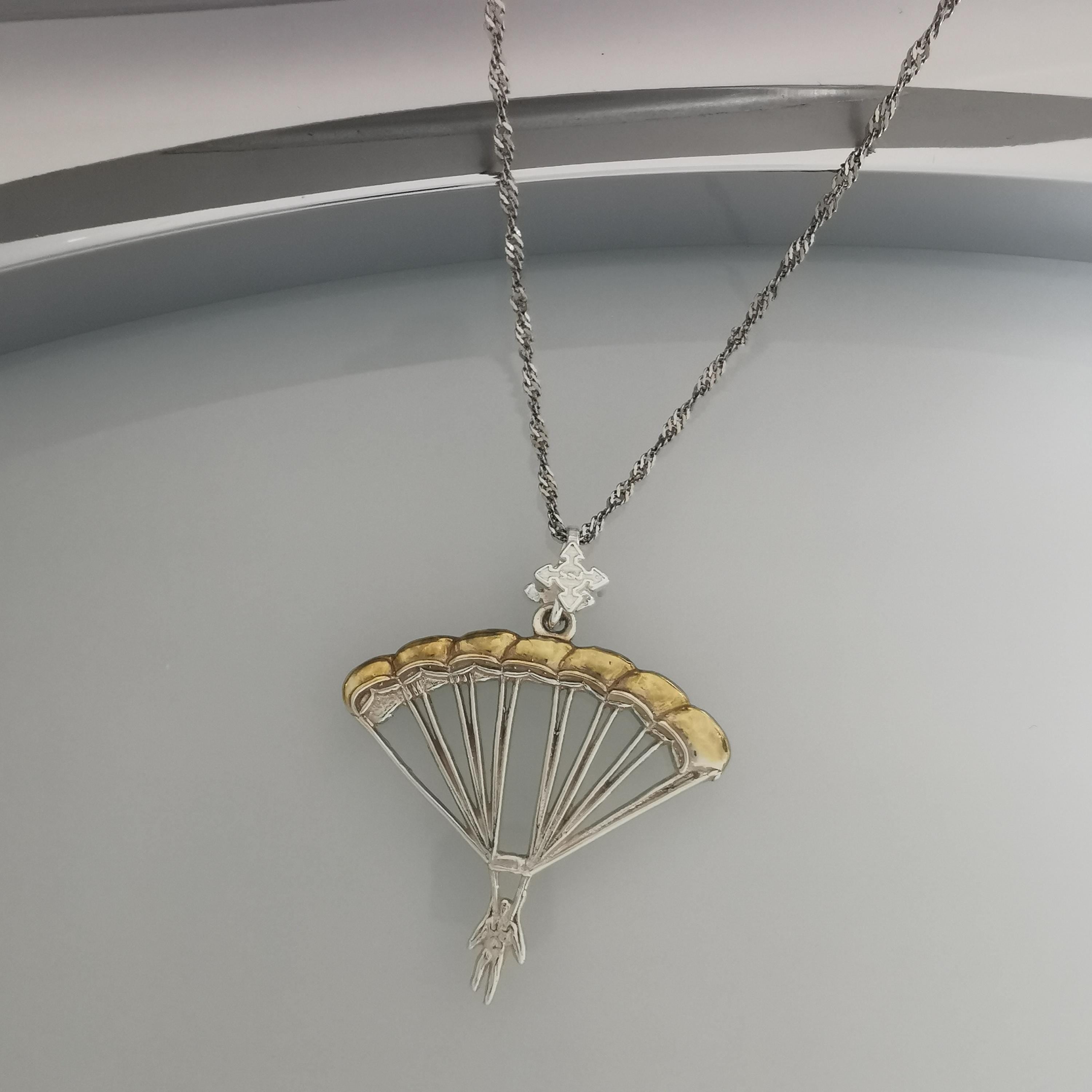 Парашутизъм (Скайдайвинг) – Унисекс спортен медальон от сребро 925 с частично позлатено покритие – Ръчно изработено спортно бижу – Идеален подарък за фен на екстремните спортове – SSJ