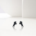 Конен спорт – Дамски обеци с фигура на състезателка – Оксидирано сребро 925 – Ръчно изработени спортни бижута/талисмани – Идеален подарък за жена – SSJ