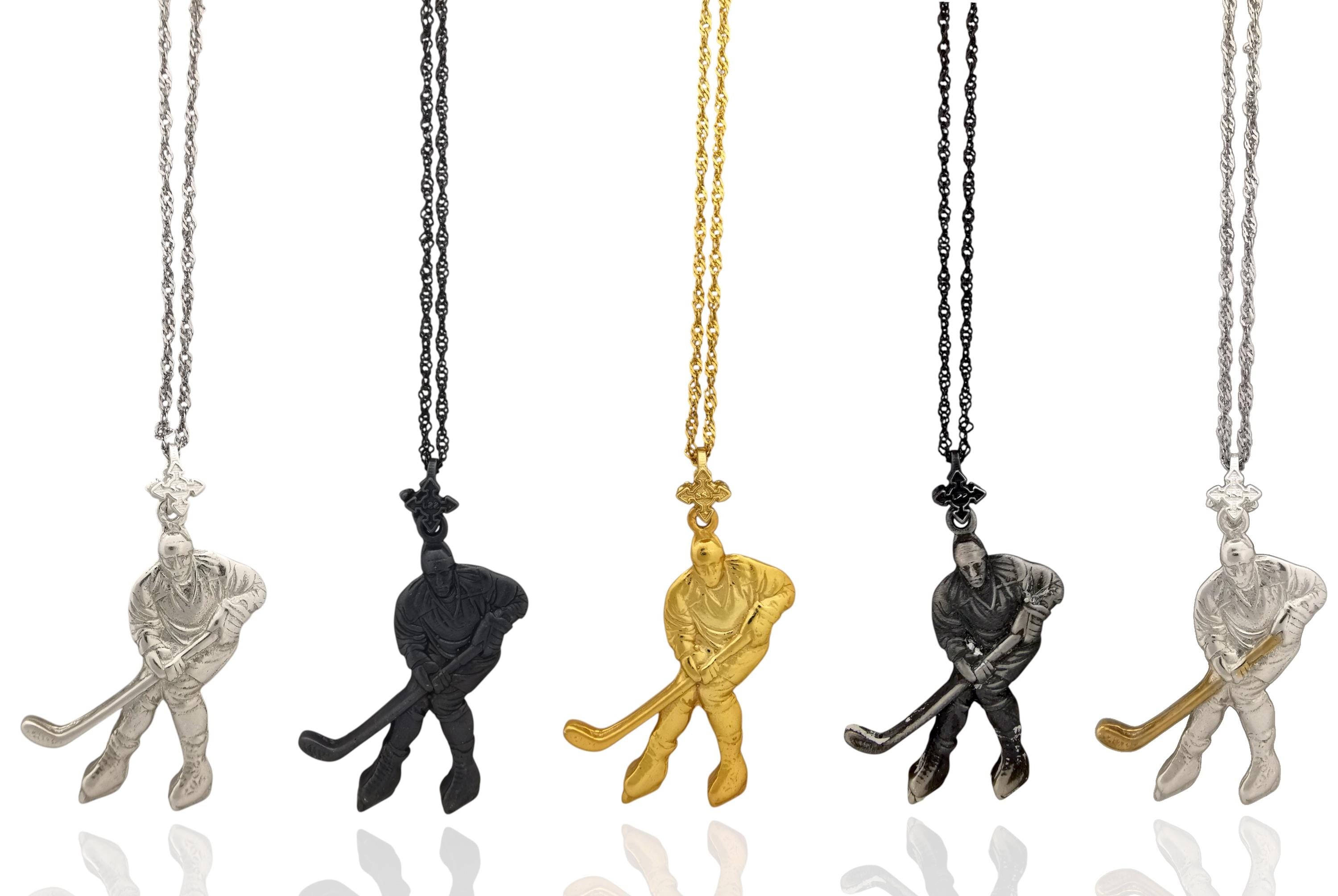 Хокеист (удар с шайба) – Мъжки спортен медальон от сребро 925 с позлатено покритие – Ръчно изработено спортно бижу – Идеален подарък за мъж, фен на хокея – SSJ