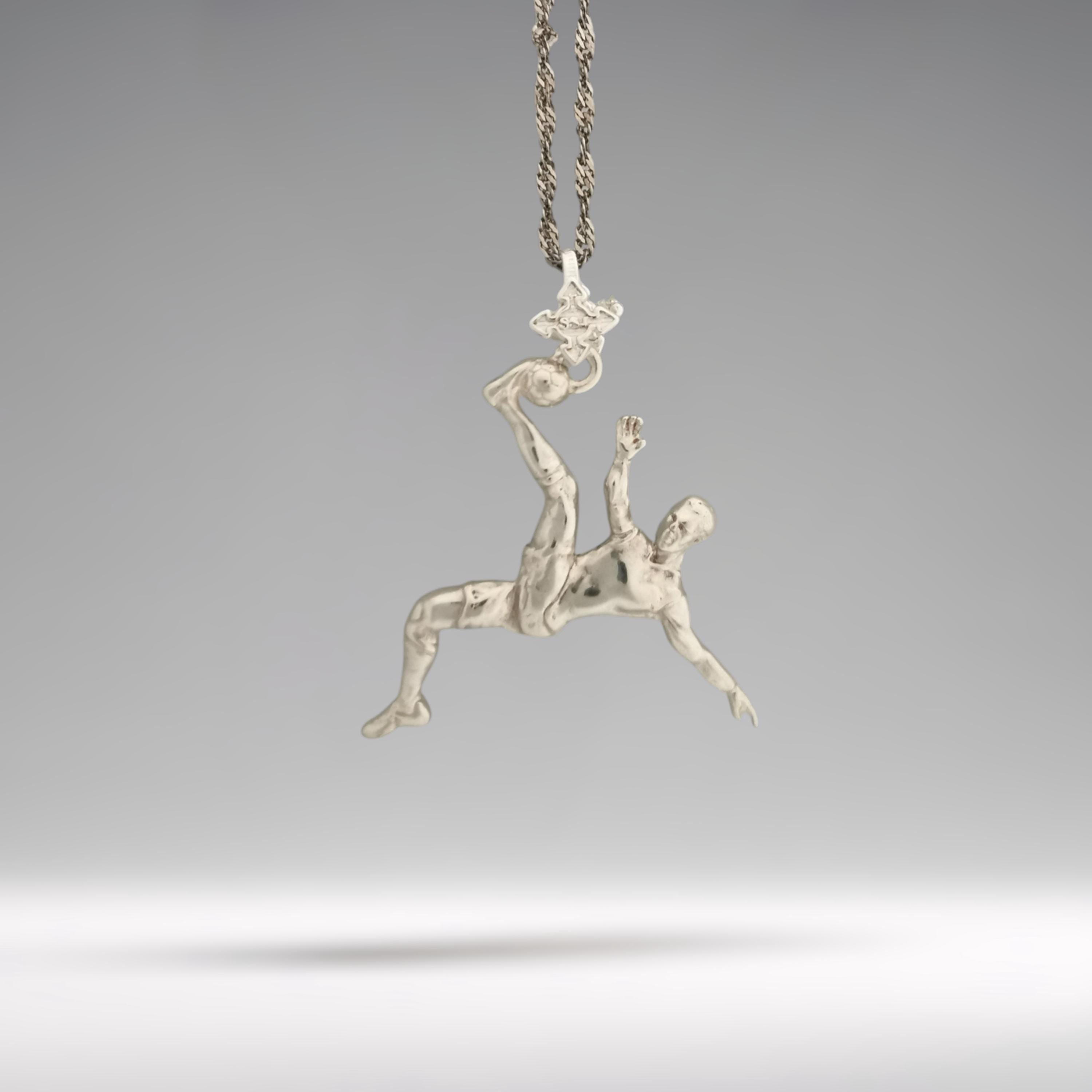 Футболист (задна ножица) – Мъжки спортен медальон от сребро 925 с класическо покритие – Ръчно изработено спортно бижу – Идеален подарък за мъж, фен на футбола – SSJ