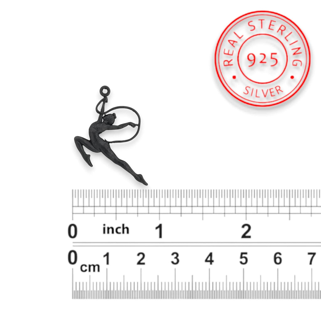 Художествена гимнастика (съчетание с лента) – Дамски спортен медальон от сребро 925 с оксидирано покритие – Ръчно изработено спортно бижу – Идеален подарък за жена, фенка на художествената гимнастика – SSJ