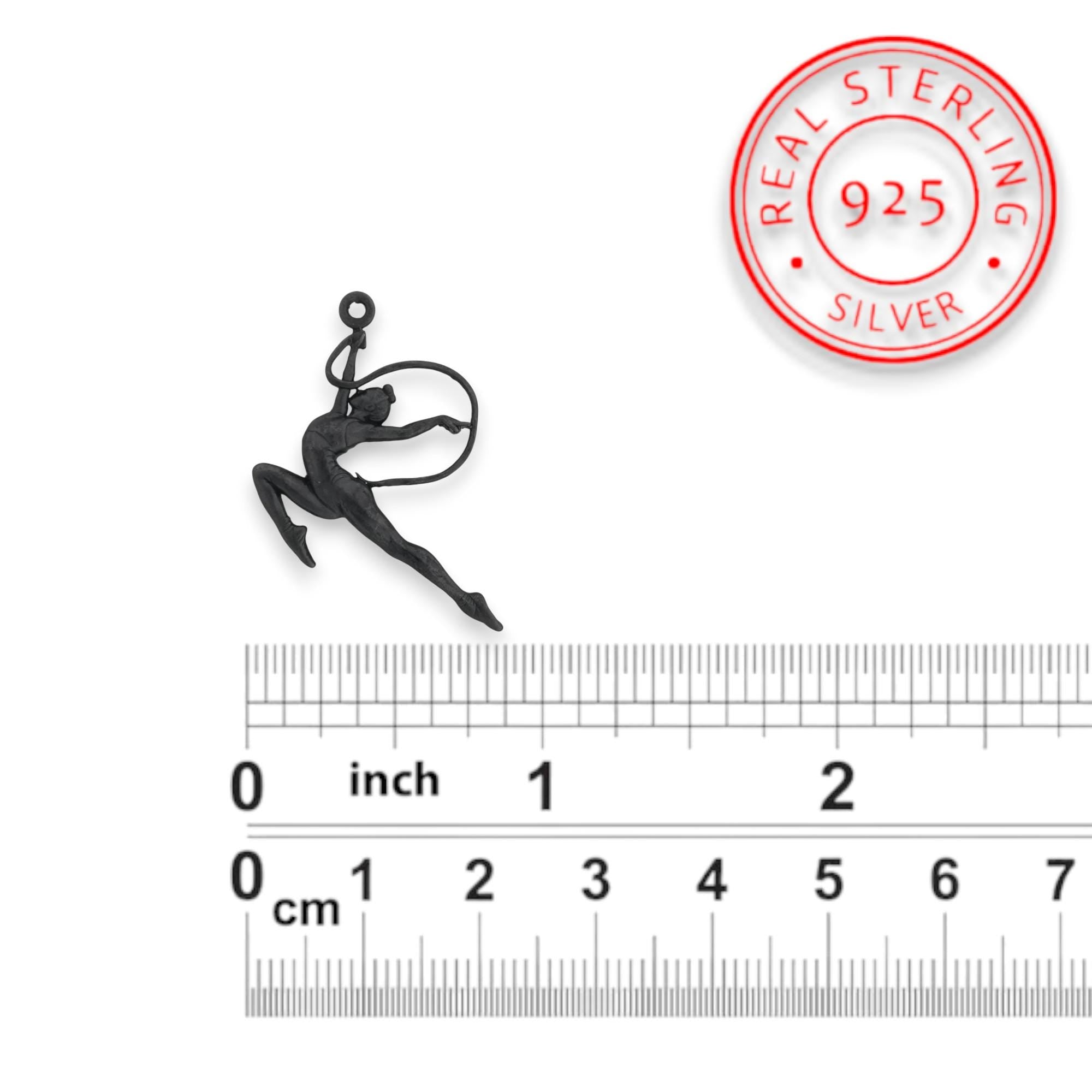 Художествена гимнастика (съчетание с лента) – Дамски спортен медальон от сребро 925 с оксидирано покритие – Ръчно изработено спортно бижу – Идеален подарък за жена, фенка на художествената гимнастика – SSJ