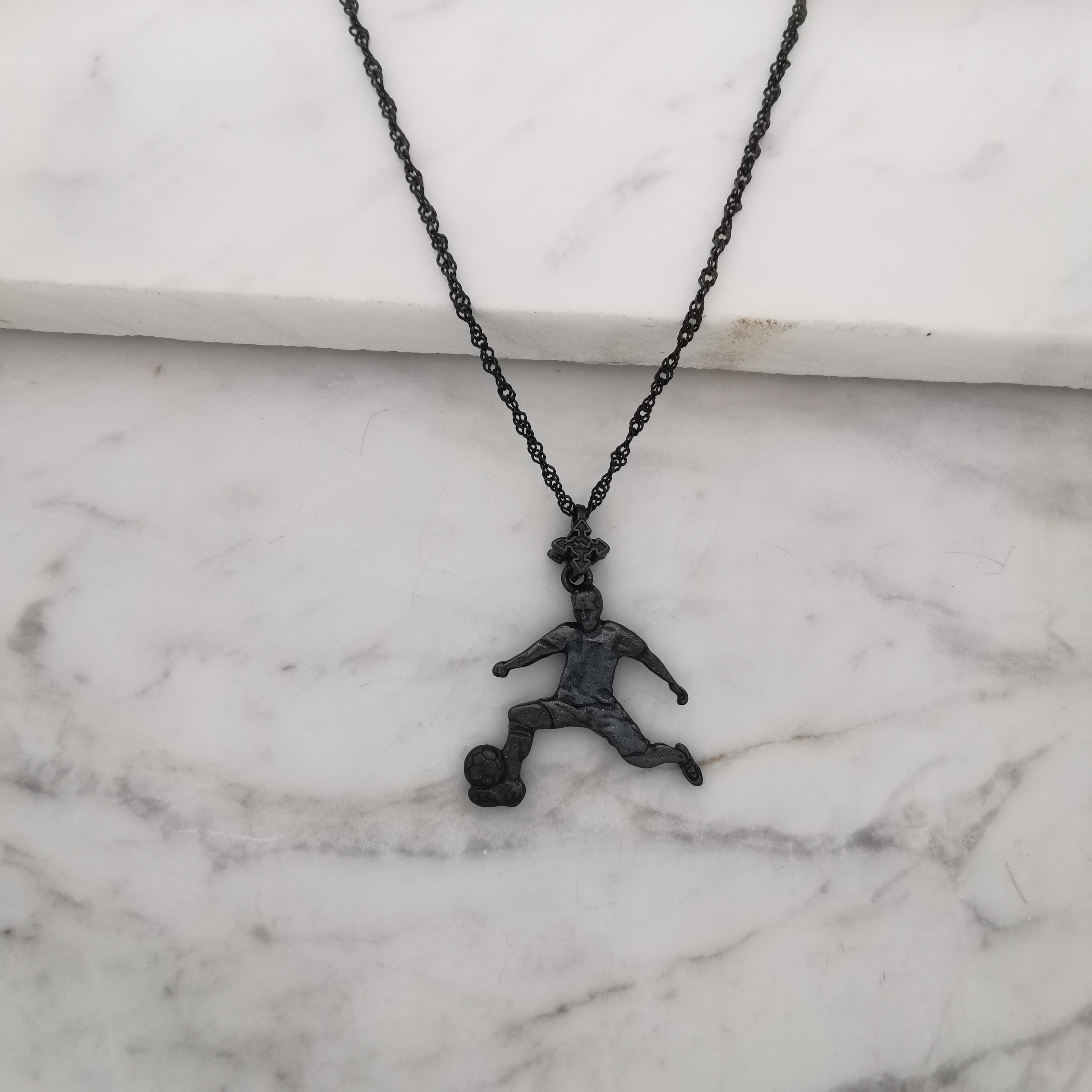 Футболист (удар с крак) – Мъжки спортен медальон от сребро 925 с оксидирано покритие – Ръчно изработено спортно бижу – Идеален подарък за мъж, фен на футбола – SSJ