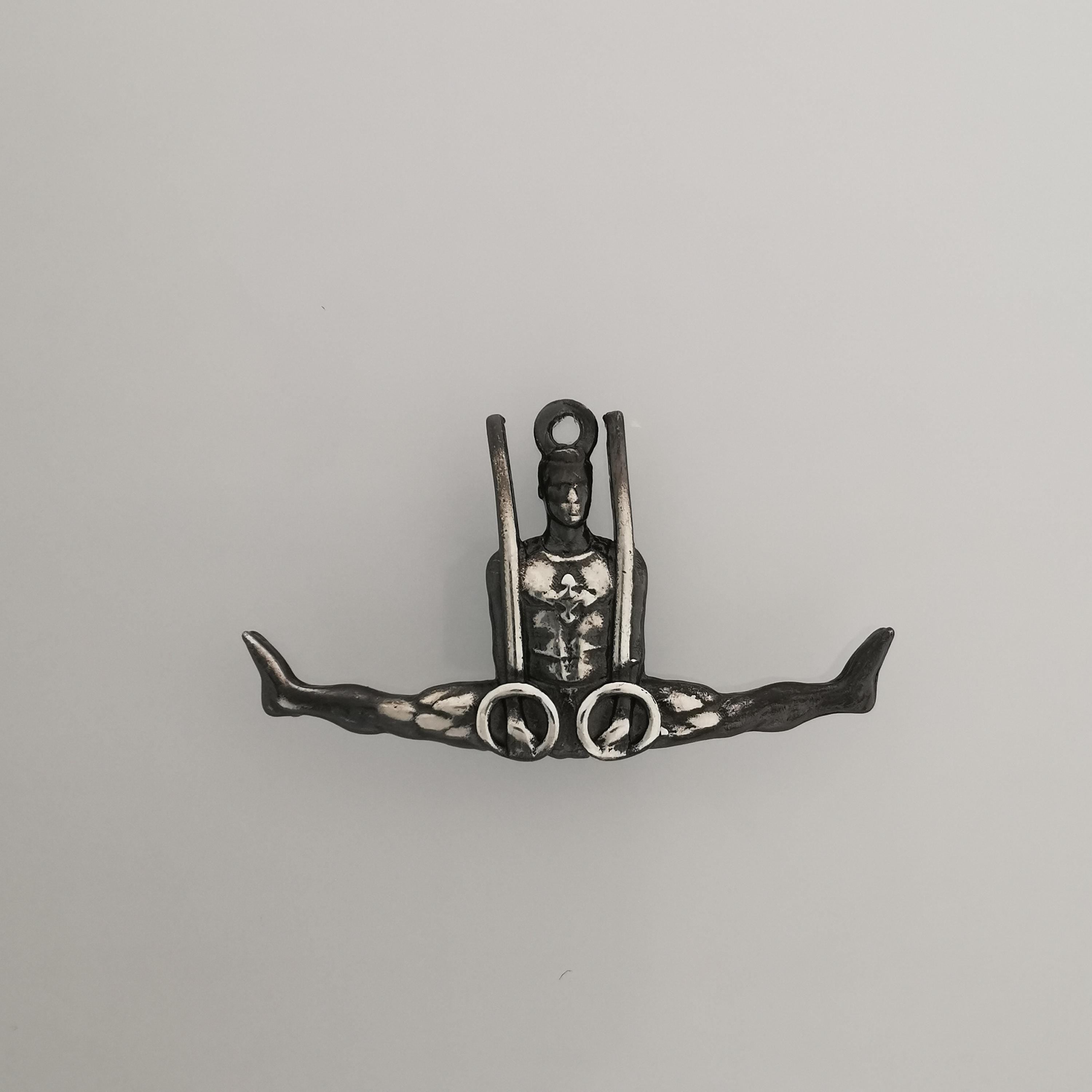 Гимнастик на халки – Мъжки спортен медальон от сребро 925 с винтидж покритие – Ръчно изработено бижу талисман за гимнастици и спортисти – Идеален подарък за спортист, треньор или фен – SSJ