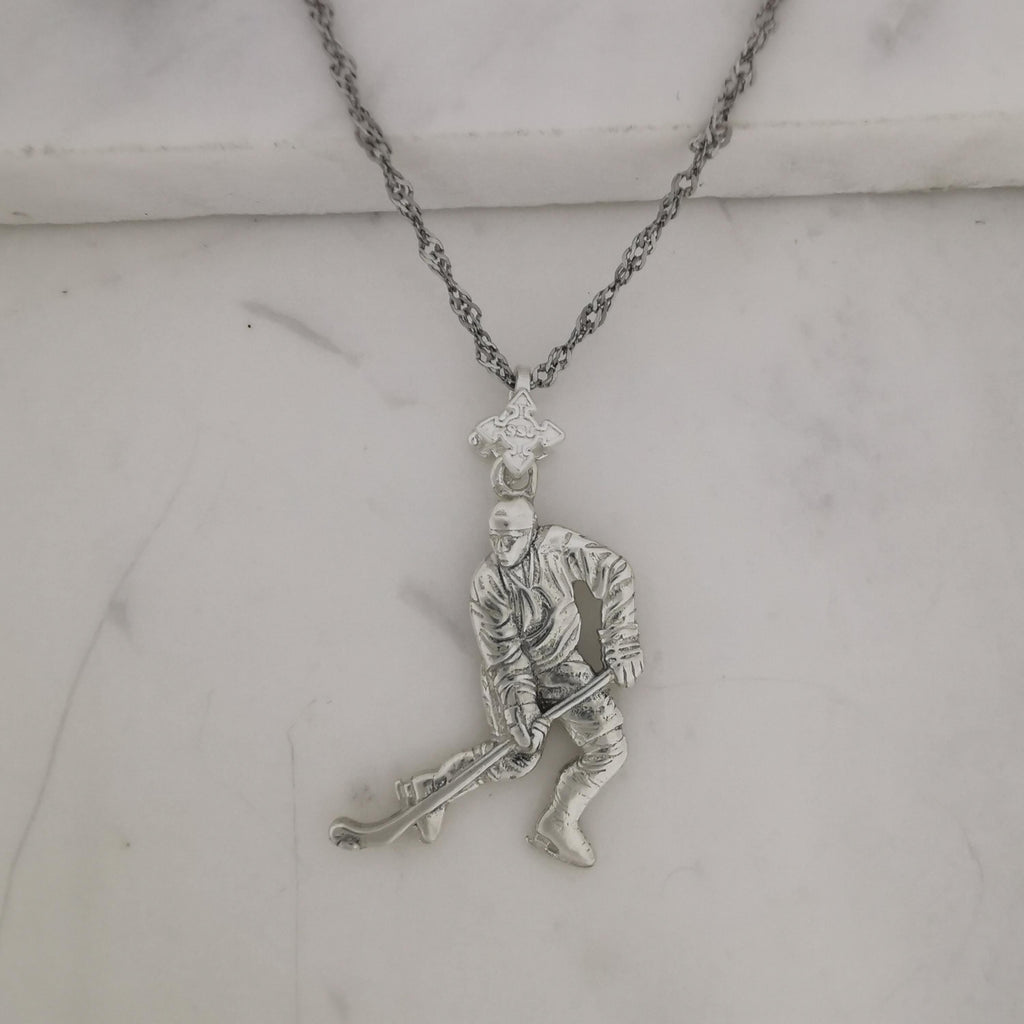 Хокеист (водене на шайба) – Мъжки спортен медальон от сребро 925 с класическо покритие – Ръчно изработено спортно бижу – Идеален подарък за мъж, фен на хокея – SSJ