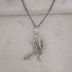 Хокеист (водене на шайба) – Мъжки спортен медальон от сребро 925 с класическо покритие – Ръчно изработено спортно бижу – Идеален подарък за мъж, фен на хокея – SSJ