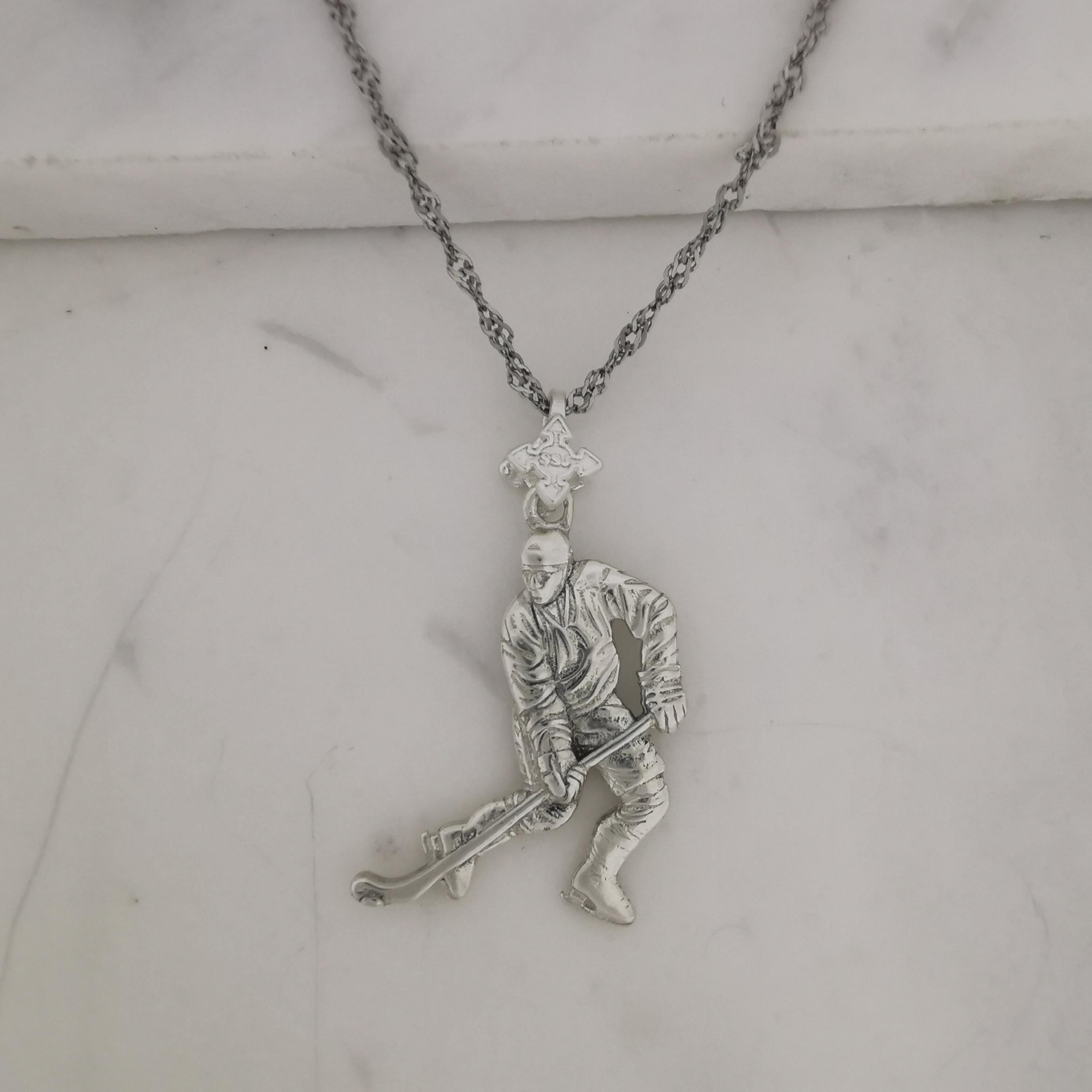 Хокеист (водене на шайба) – Мъжки спортен медальон от сребро 925 с класическо покритие – Ръчно изработено спортно бижу – Идеален подарък за мъж, фен на хокея – SSJ