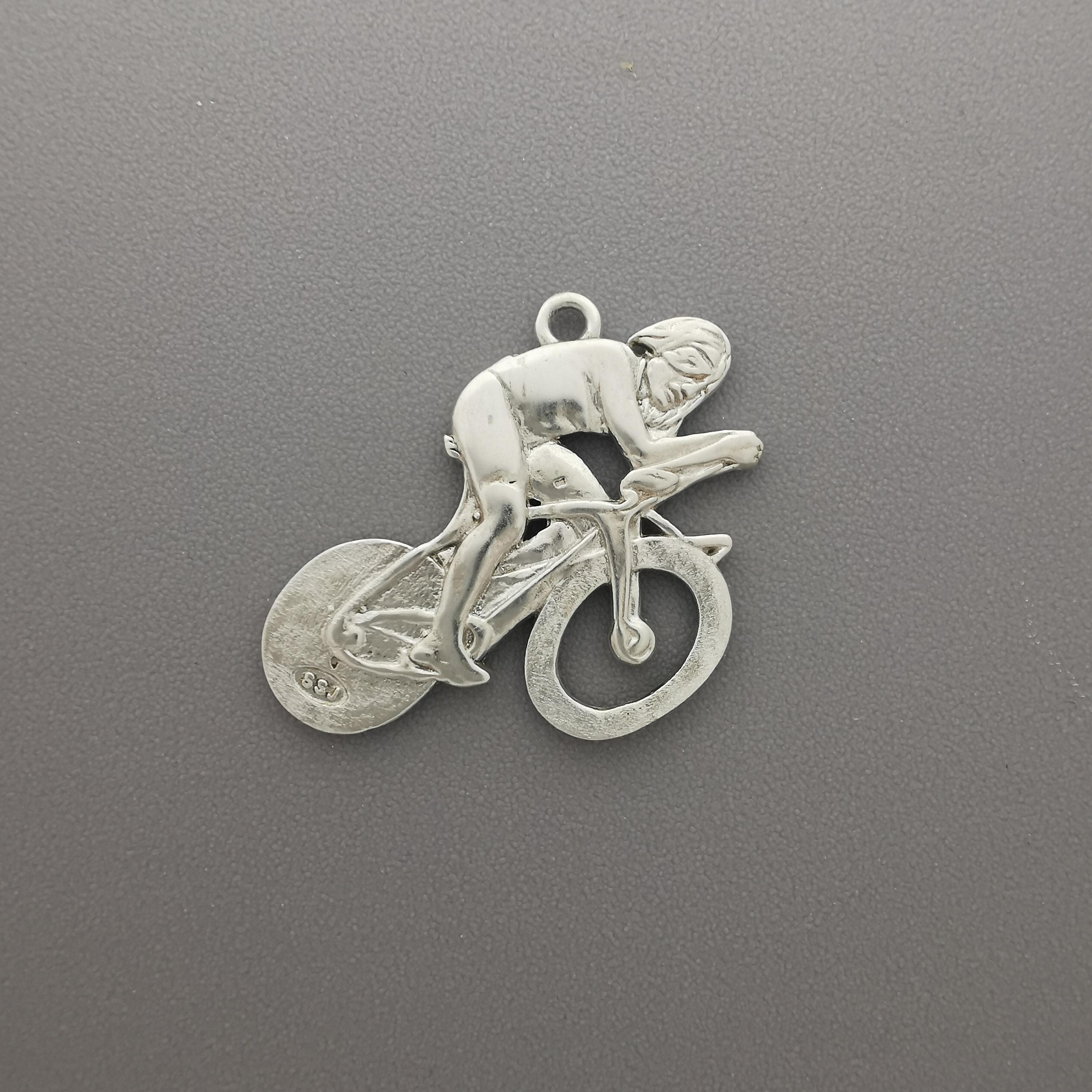 Колоездач – Велосипедист – Пистов състезател – Мъжки спортен медальон от сребро 925 – Ръчно изработено бижу за шосейно и пистово колоездене – SSJ