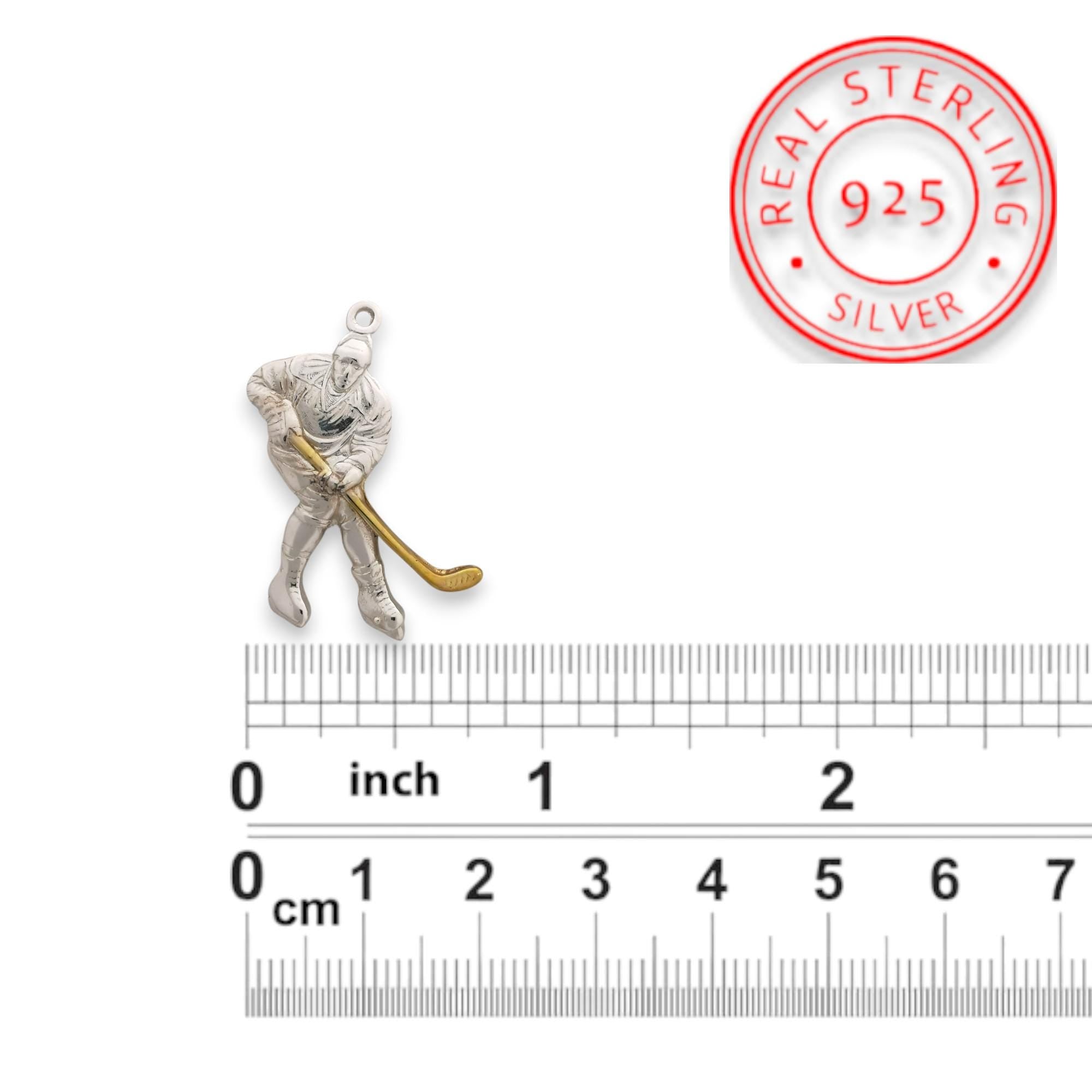 Хокеист (удар с шайба) – Мъжки спортен медальон от сребро 925 с частично позлатено покритие – Ръчно изработено спортно бижу – Идеален подарък за мъж, фен на хокея – SSJ