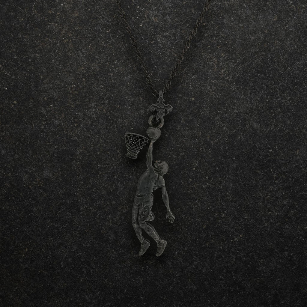 Баскетбол – Мъжки спортен медальон от сребро 925 с оксидирано покритие – Ръчно изработено бижу талисман за баскетболисти и фенове – Идеален подарък за спортист или треньор – SSJ