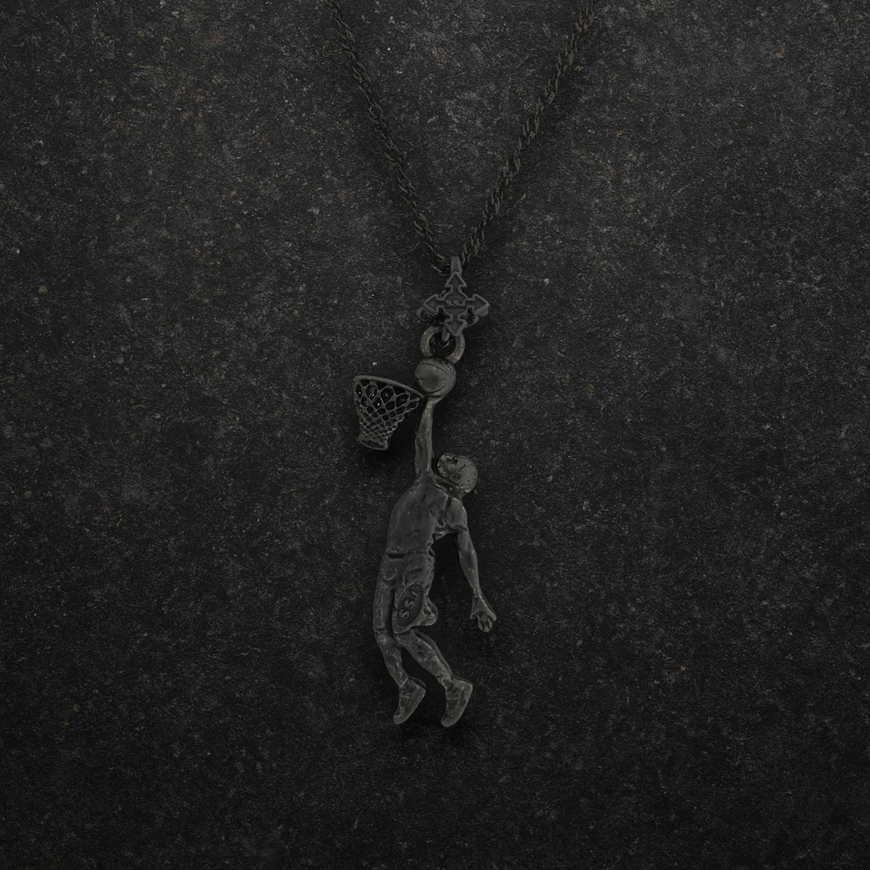 Баскетбол – Мъжки спортен медальон от сребро 925 с оксидирано покритие – Ръчно изработено бижу талисман за баскетболисти и фенове – Идеален подарък за спортист или треньор – SSJ