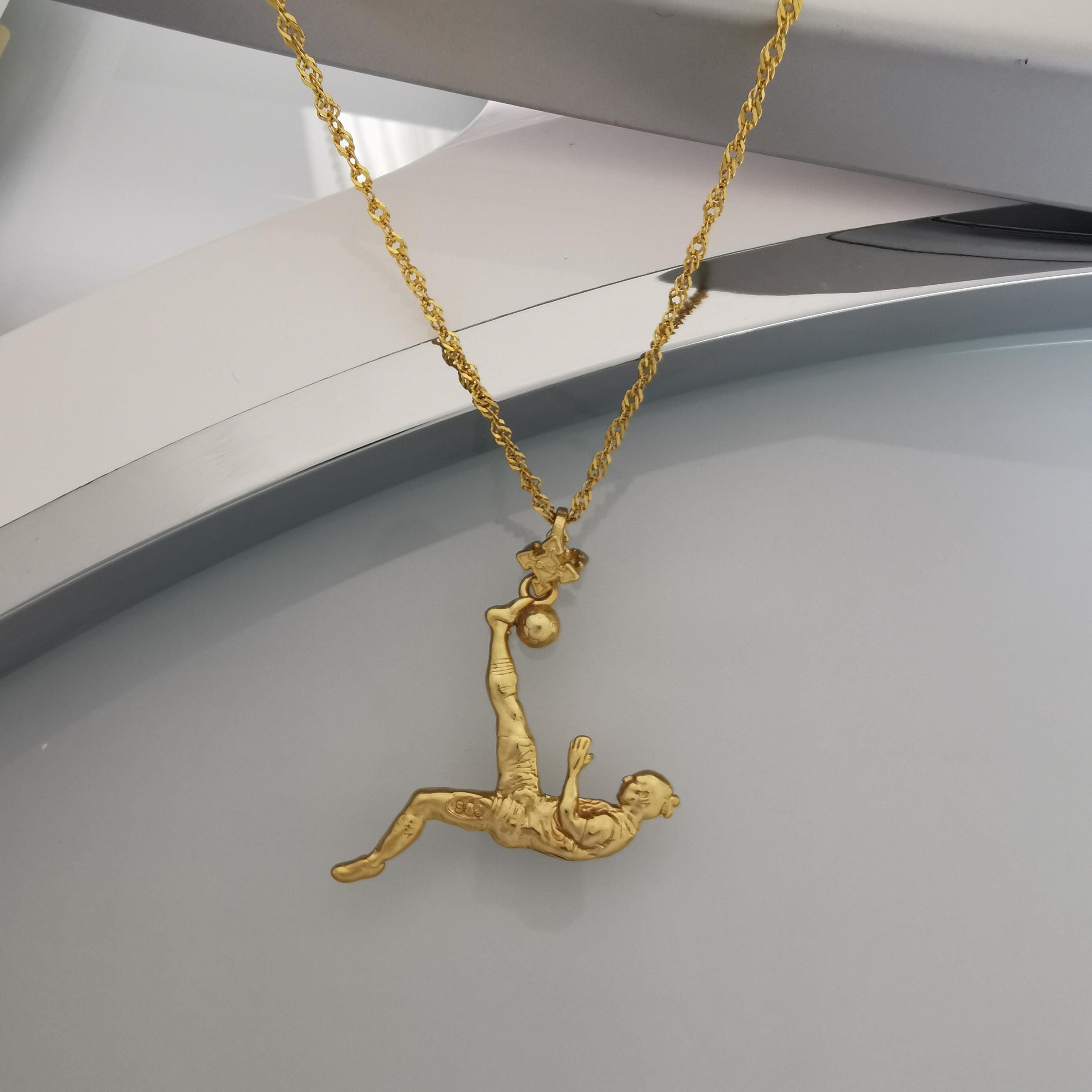 Футболист (задна ножица) – Мъжки спортен медальон от сребро 925 с позлатено покритие – Ръчно изработено спортно бижу – Идеален подарък за мъж, фен на футбола – SSJ