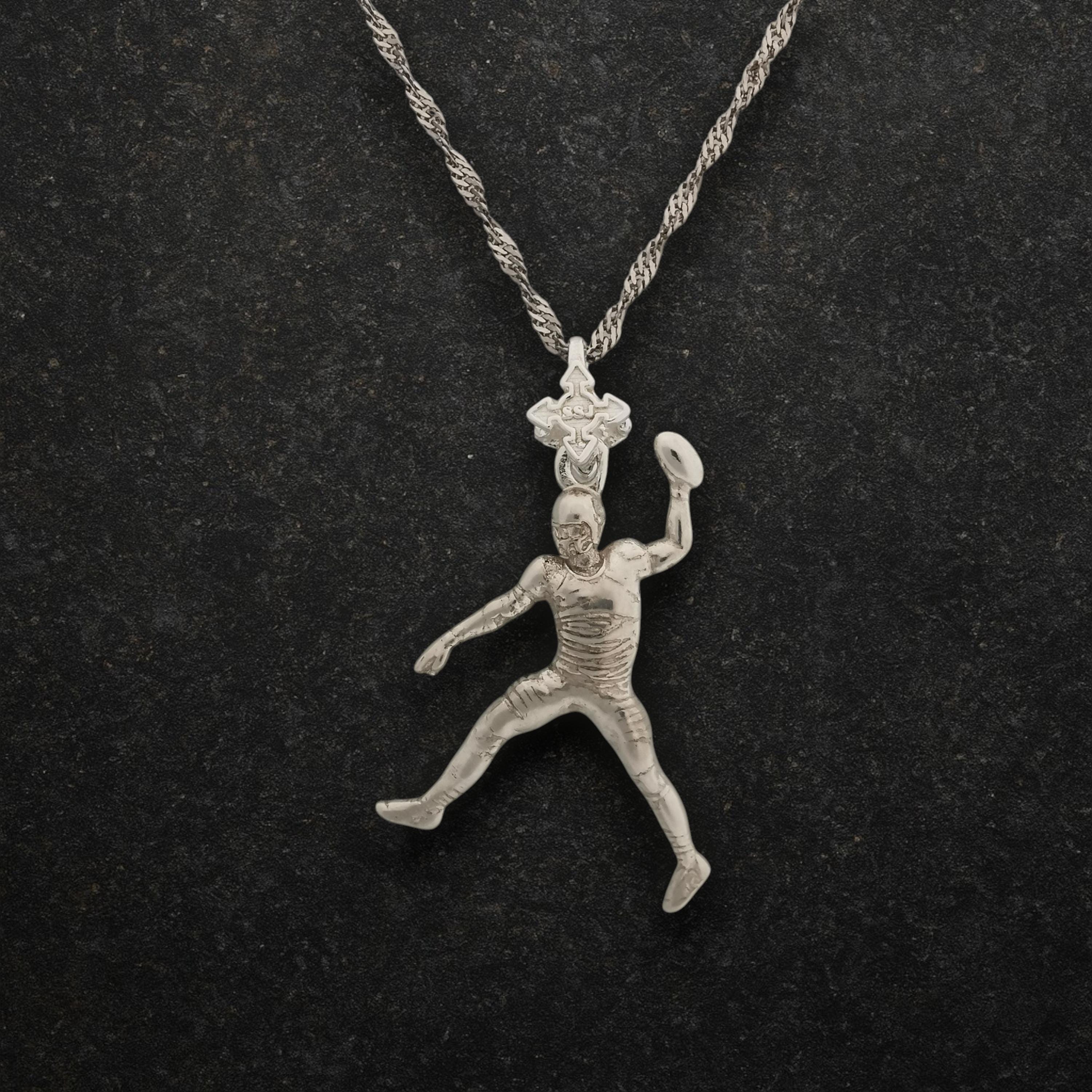 Американски футбол – Мъжки спортен медальон от сребро 925 с класическо полирано покритие – Ръчно изработено бижу талисман за спортисти и фенове – Идеален подарък за играч, треньор или почитател – SSJ