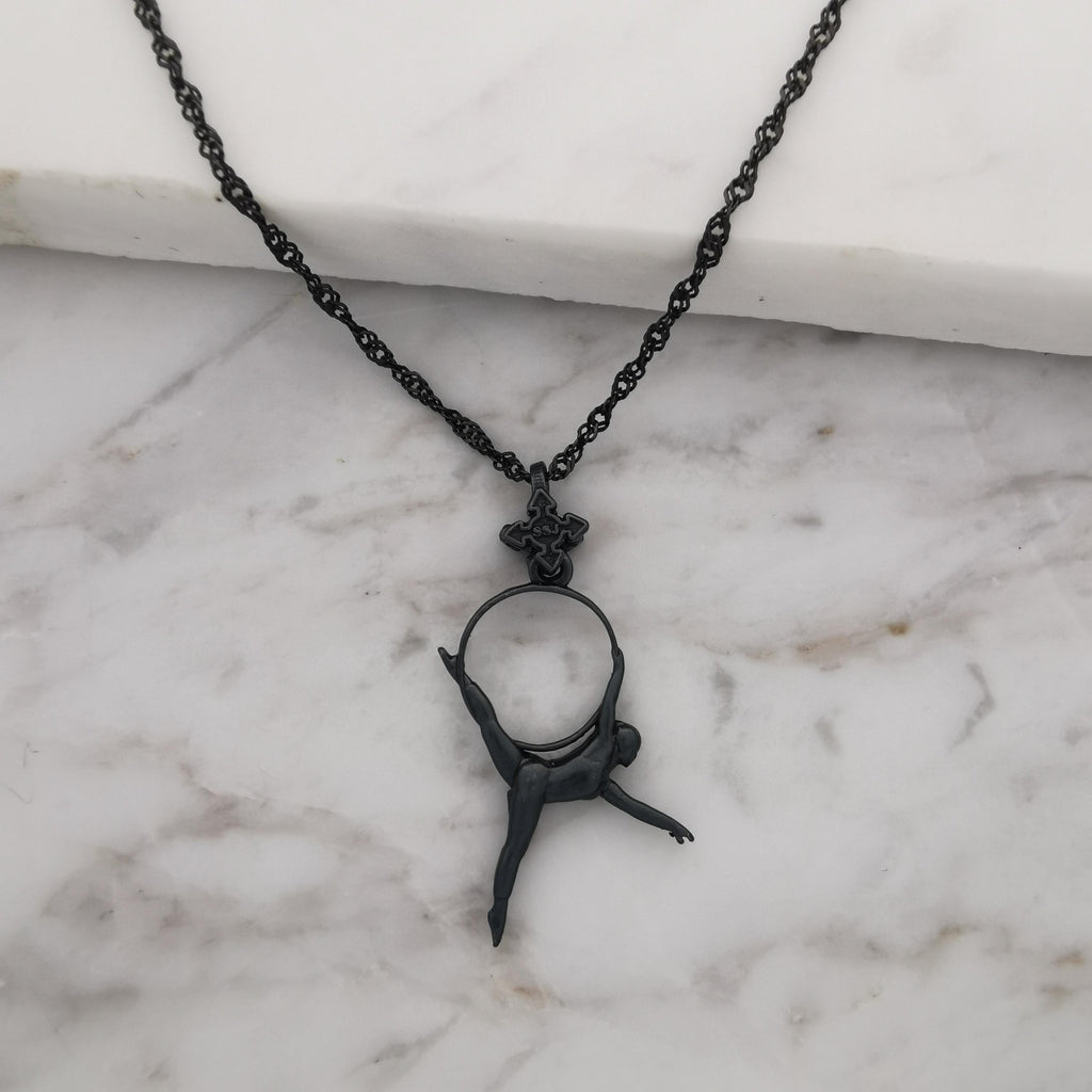 Въздушна акробатика – Женски спортен медальон от сребро 925 с оксидирано покритие – Ръчно изработено бижу талисман за гимнастички и танцьорки – Идеален подарък за спортист, треньор или фен – SSJ