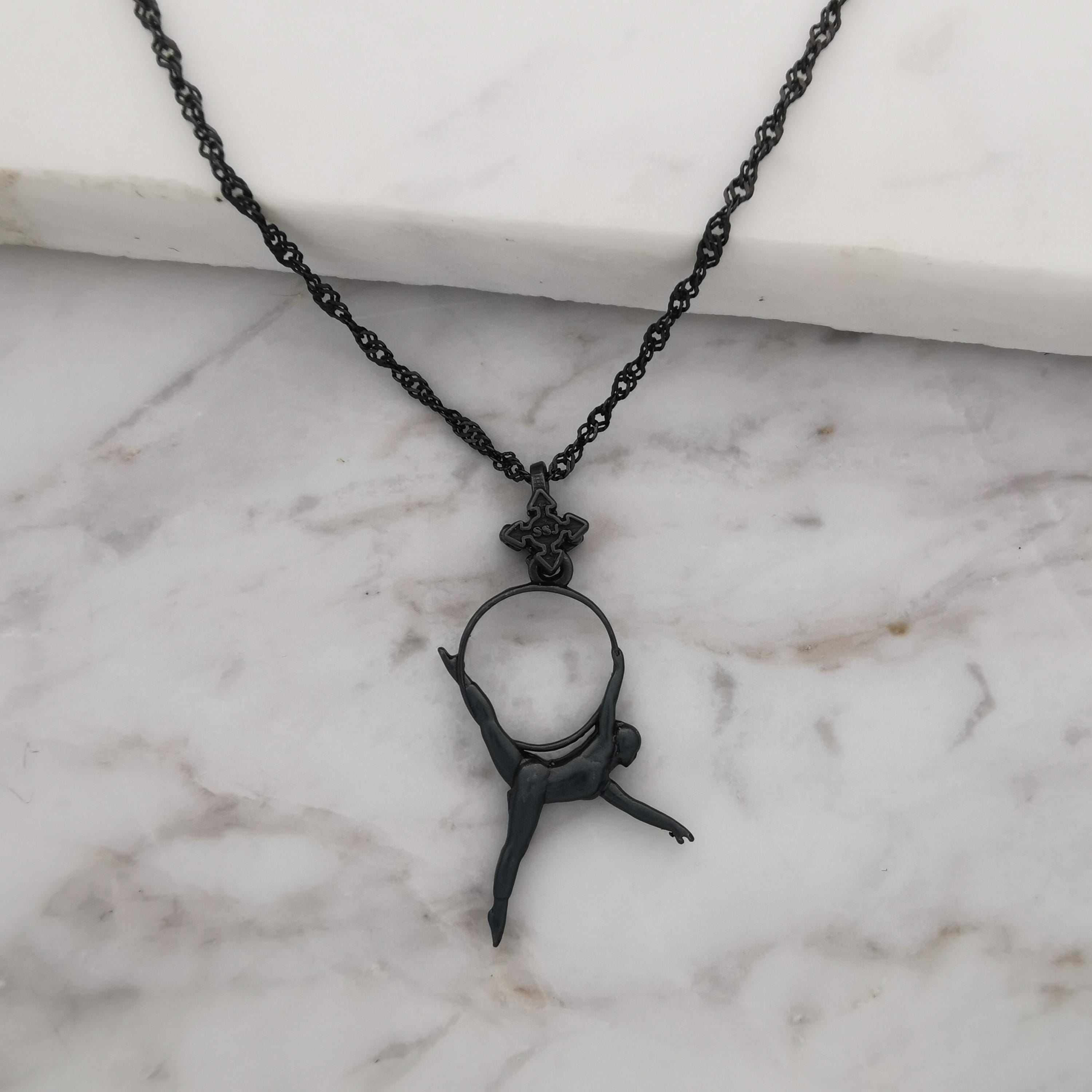 Въздушна акробатика – Женски спортен медальон от сребро 925 с оксидирано покритие – Ръчно изработено бижу талисман за гимнастички и танцьорки – Идеален подарък за спортист, треньор или фен – SSJ