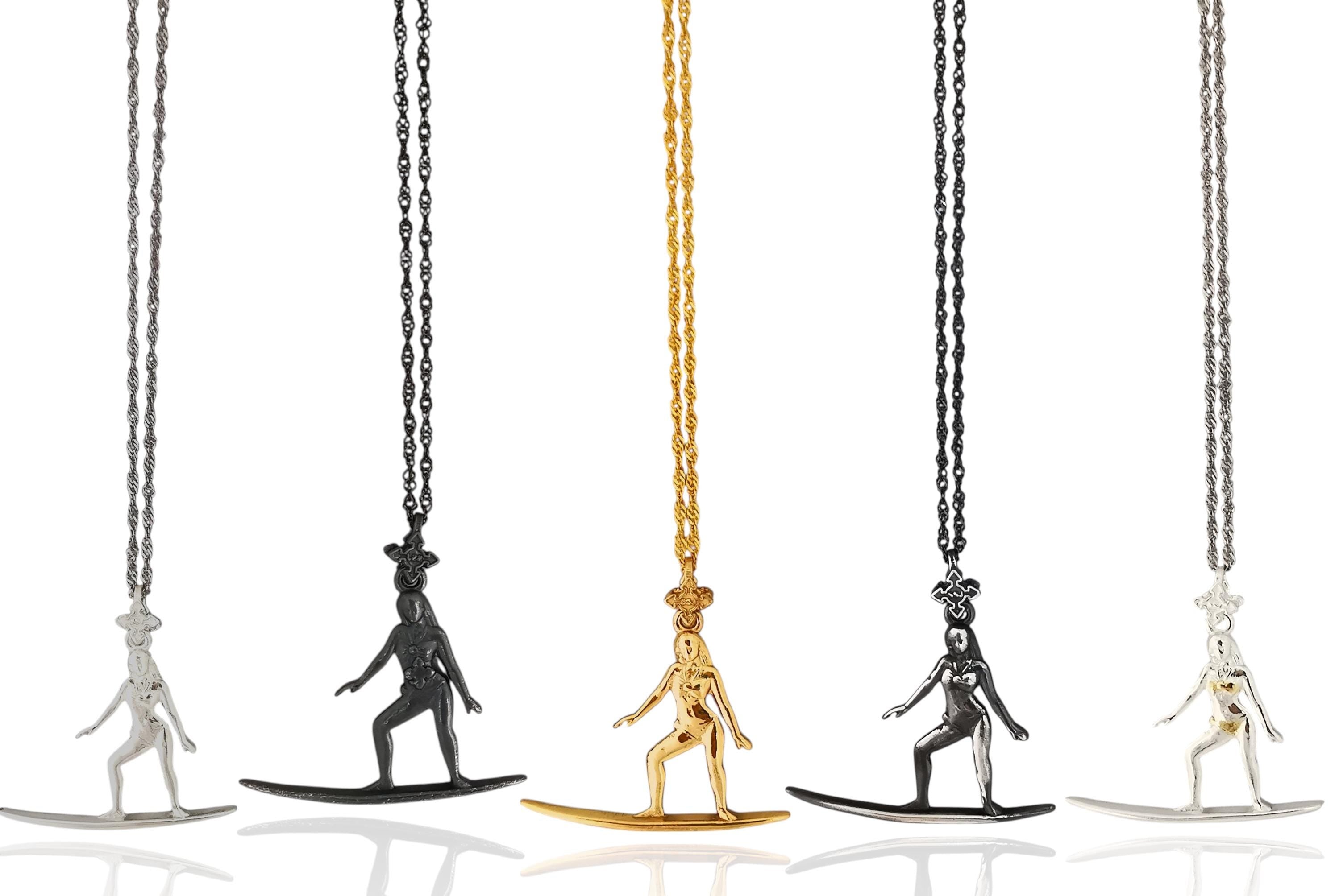 Сърфистка – Дамски спортен медальон от сребро 925 с частично позлатено покритие – Ръчно изработено спортно бижу – Идеален подарък за жена, фенка на сърфа – SSJ