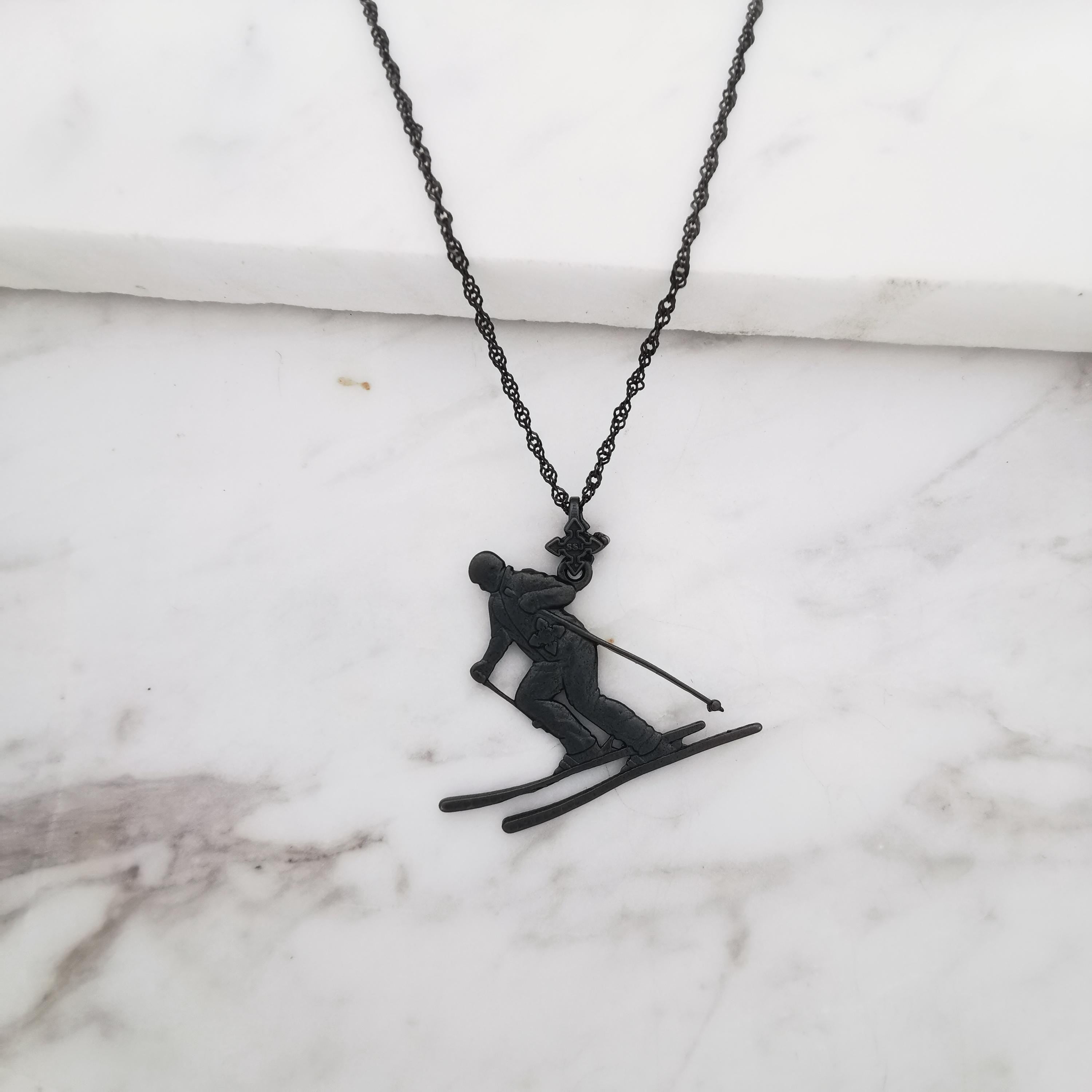 Скиор – Унисекс спортен медальон от сребро 925 с оксидирано покритие – Ръчно изработено спортно бижу – Идеален подарък за фен на зимните спортове – SSJ