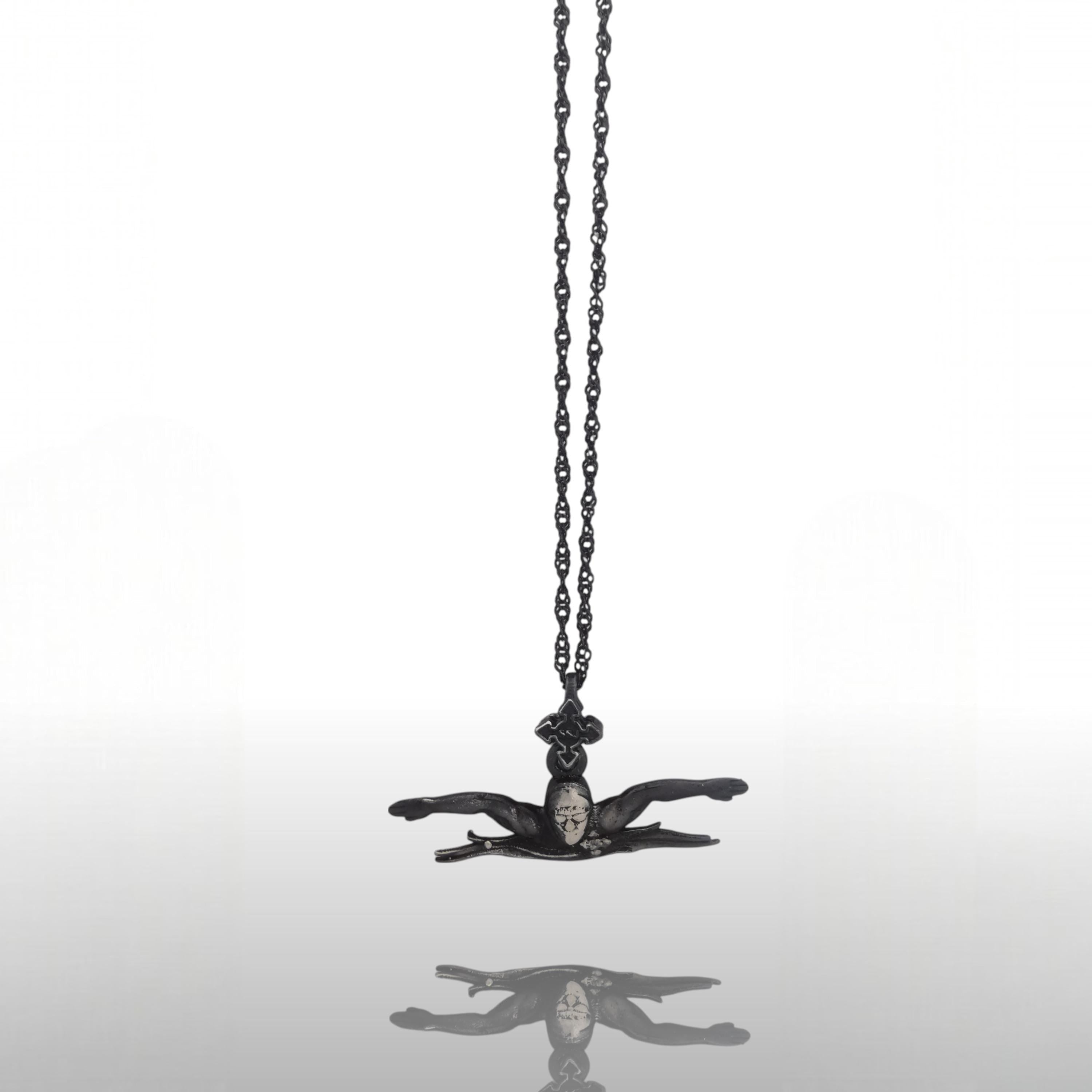 Плуване (Бътерфлай) – Мъжки спортен медальон от сребро 925 с винтидж покритие – Ръчно изработено спортно бижу – Идеален подарък за мъж, фен на плуването – SSJ