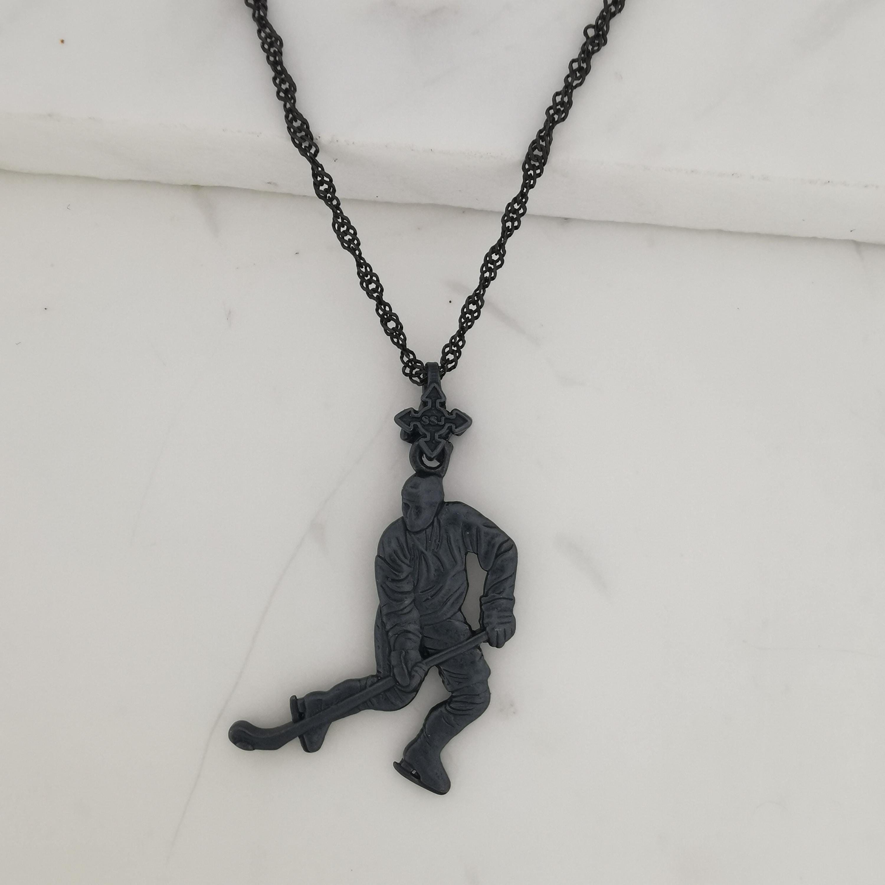 Хокеист (водене на шайба) – Мъжки спортен медальон от сребро 925 с оксидирано покритие – Ръчно изработено спортно бижу – Идеален подарък за мъж, фен на хокея – SSJ