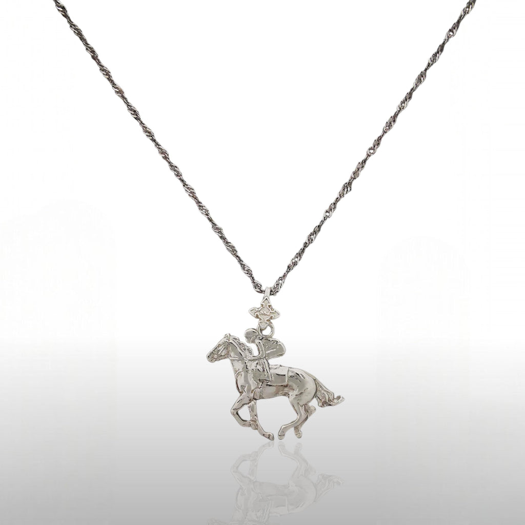 Жокей – Мъжки спортен медальон със състезателен кон – Класическо сребро 925 – Ръчно изработено бижу/талисман конен спорт – Идеален подарък – SSJ