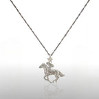 Жокей – Мъжки спортен медальон със състезателен кон – Класическо сребро 925 – Ръчно изработено бижу/талисман конен спорт – Идеален подарък – SSJ