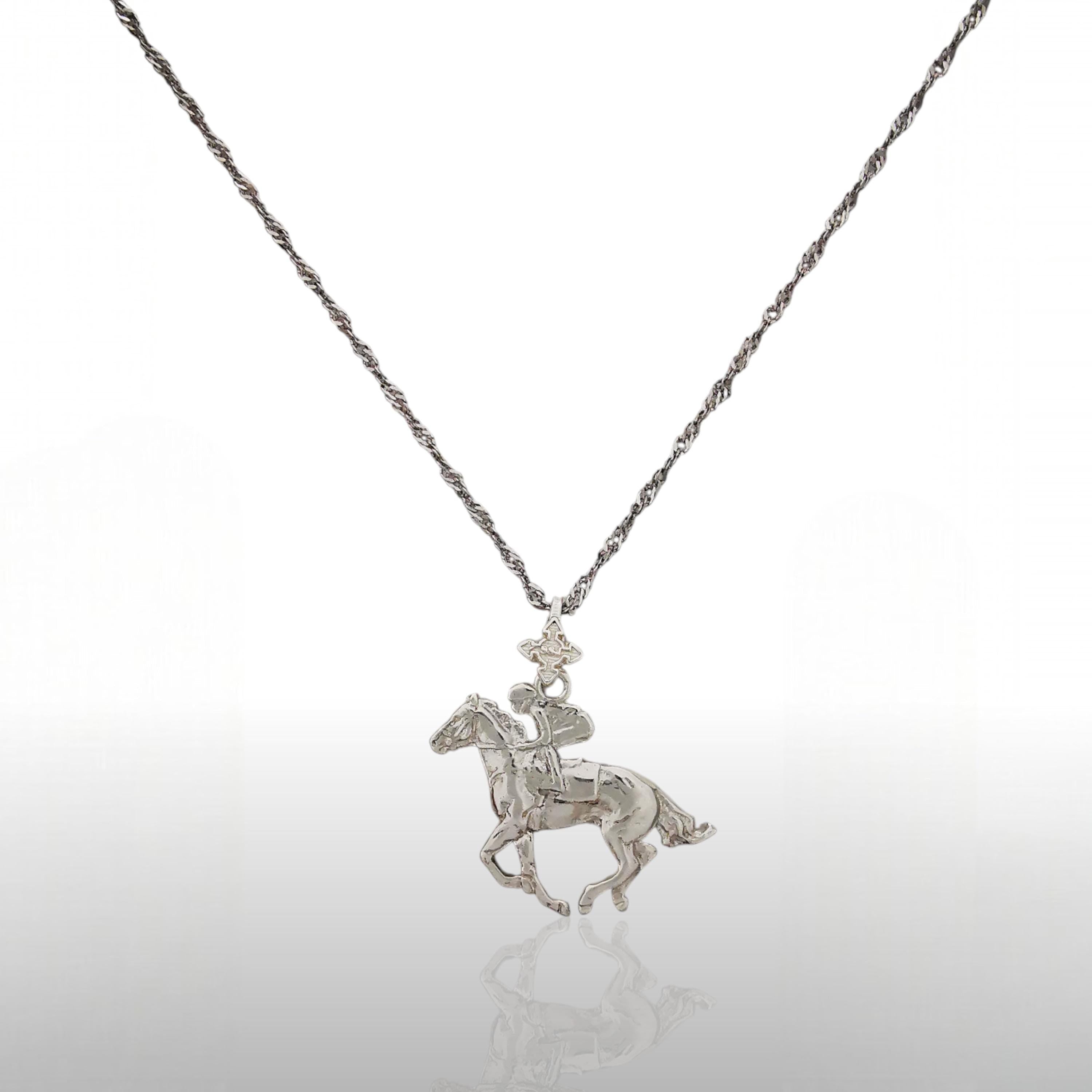 Жокей – Мъжки спортен медальон със състезателен кон – Класическо сребро 925 – Ръчно изработено бижу/талисман конен спорт – Идеален подарък – SSJ