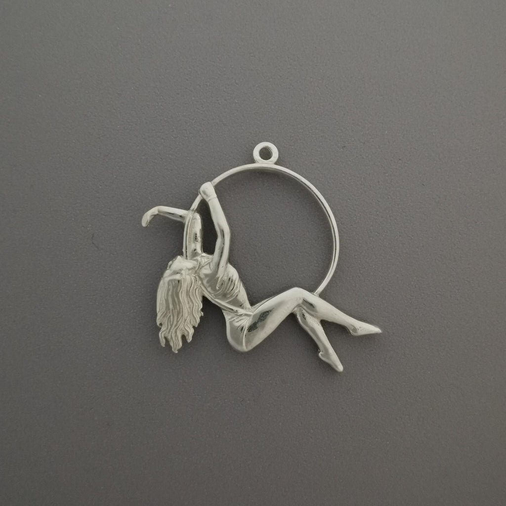 Въздушна акробатика – Женски спортен медальон от сребро 925 с класическо полирано покритие – Ръчно изработено бижу талисман за гимнастички и танцьорки – Идеален подарък за спортист, треньор или артист – SSJ