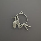 Въздушна акробатика – Женски спортен медальон от сребро 925 с класическо полирано покритие – Ръчно изработено бижу талисман за гимнастички и танцьорки – Идеален подарък за спортист, треньор или артист – SSJ