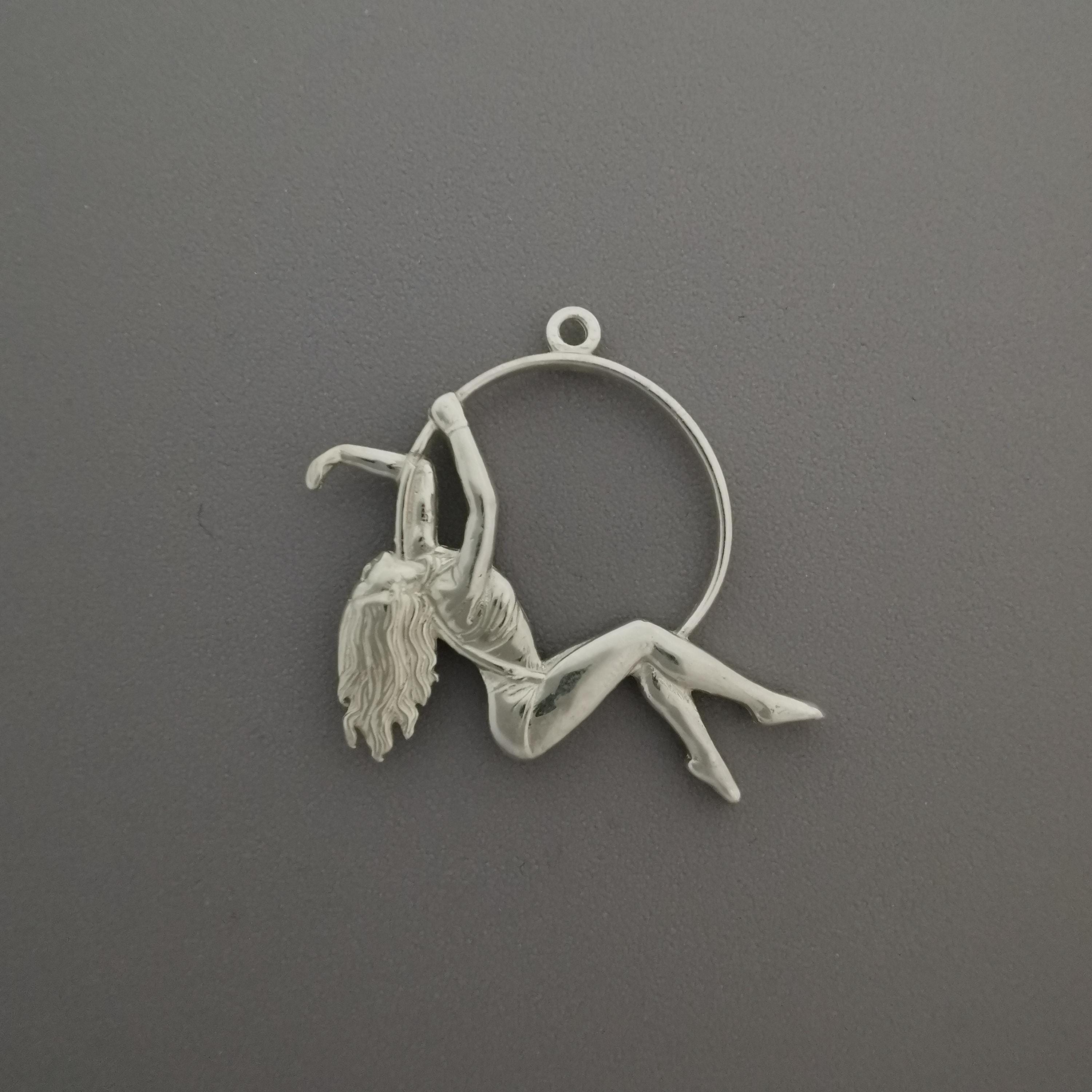 Въздушна акробатика – Женски спортен медальон от сребро 925 с класическо полирано покритие – Ръчно изработено бижу талисман за гимнастички и танцьорки – Идеален подарък за спортист, треньор или артист – SSJ