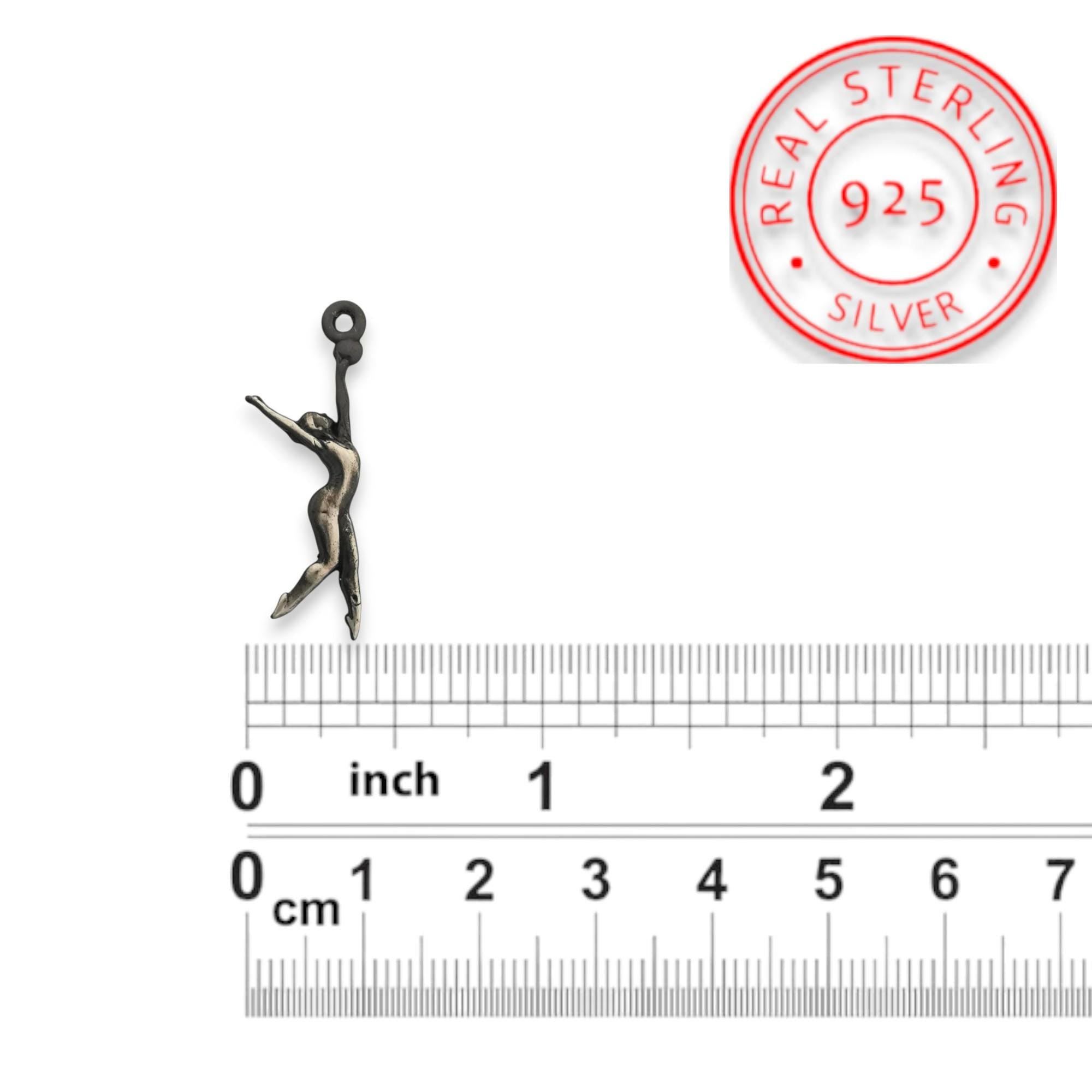 Художествена гимнастика (съчетание с топка) – Дамски спортен медальон от сребро 925 с винтидж покритие – Ръчно изработено спортно бижу – Идеален подарък за жена, фенка на художествената гимнастика – SSJ